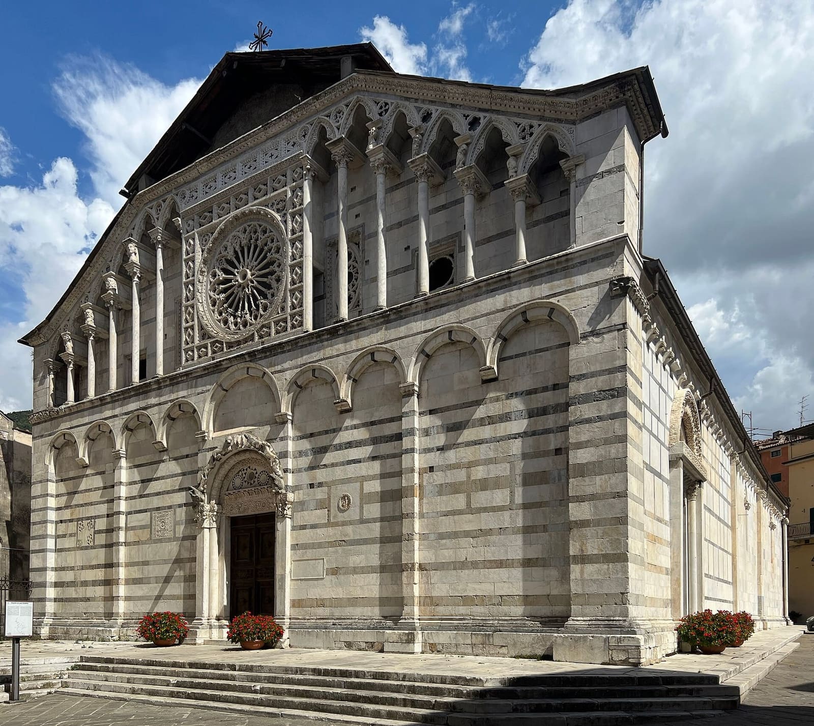 la facciata del Duomo di Sant'Andrea a Carrara, a fasce di marmo con il rosone