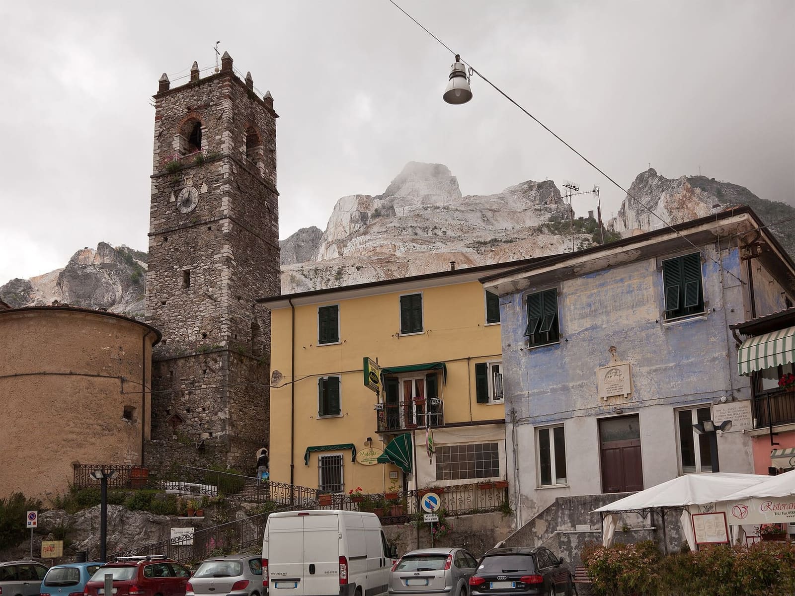 la piazza di Colonnata con il campanile e le cave sopra il paese