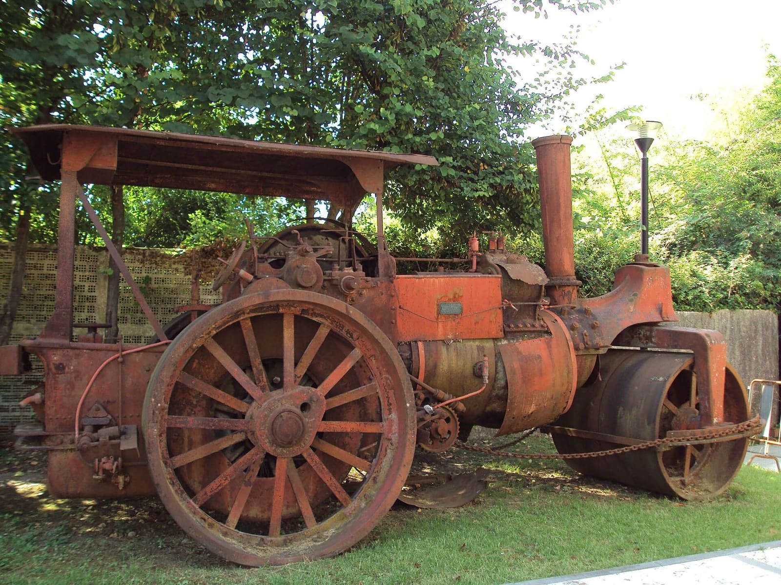 una vecchia trattrice a vapore per il trasporto del marmo nel giardino del Museo Civico del Marmo, oggi chiuso