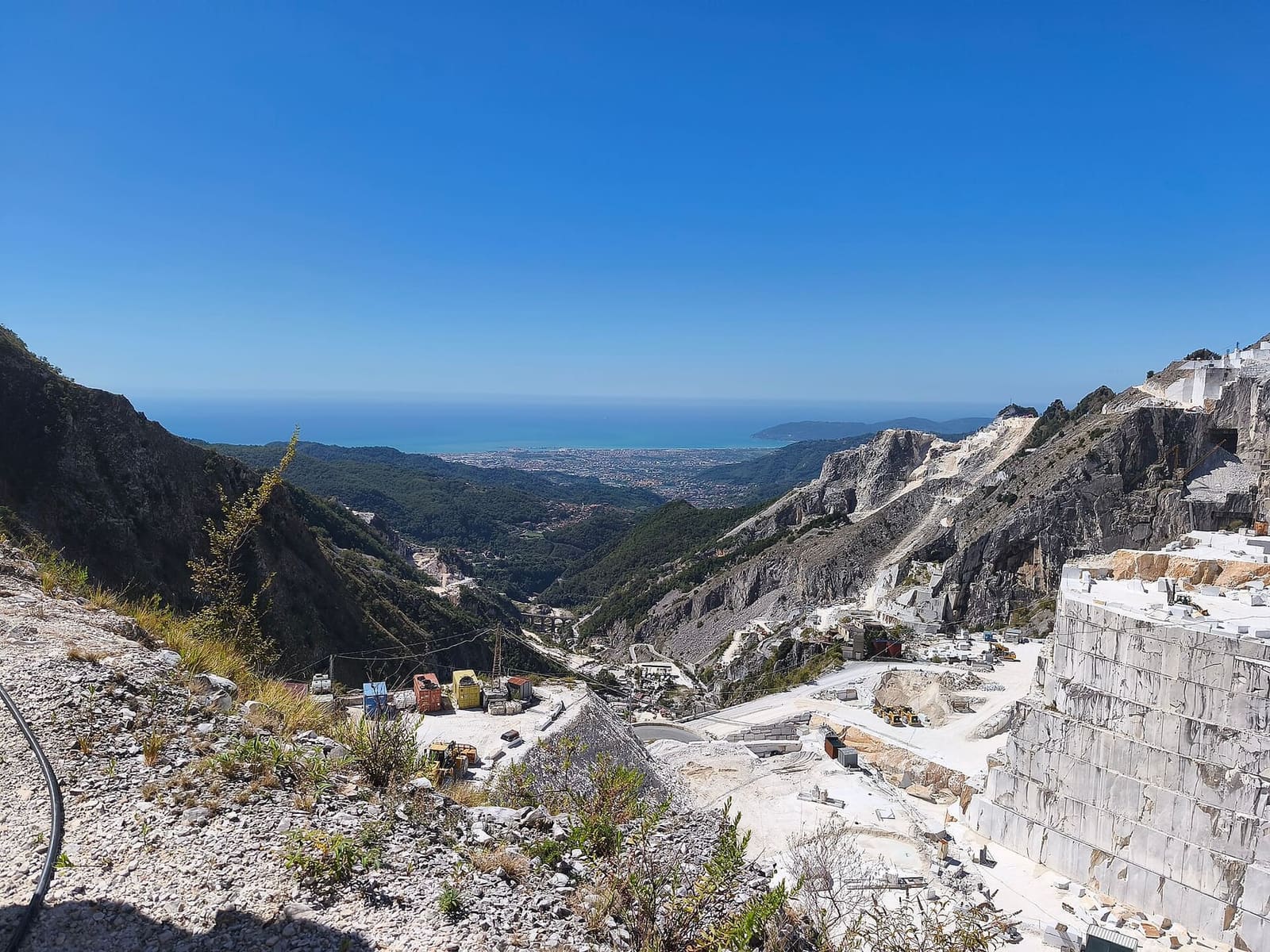 die Brüche von Fantiscritti mit dem Tal, das nach Carrara und zum Meer der Versilia abfällt