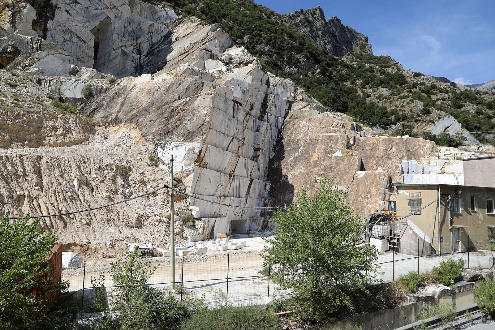 una cava lungo la strada fra Torano e Piastra