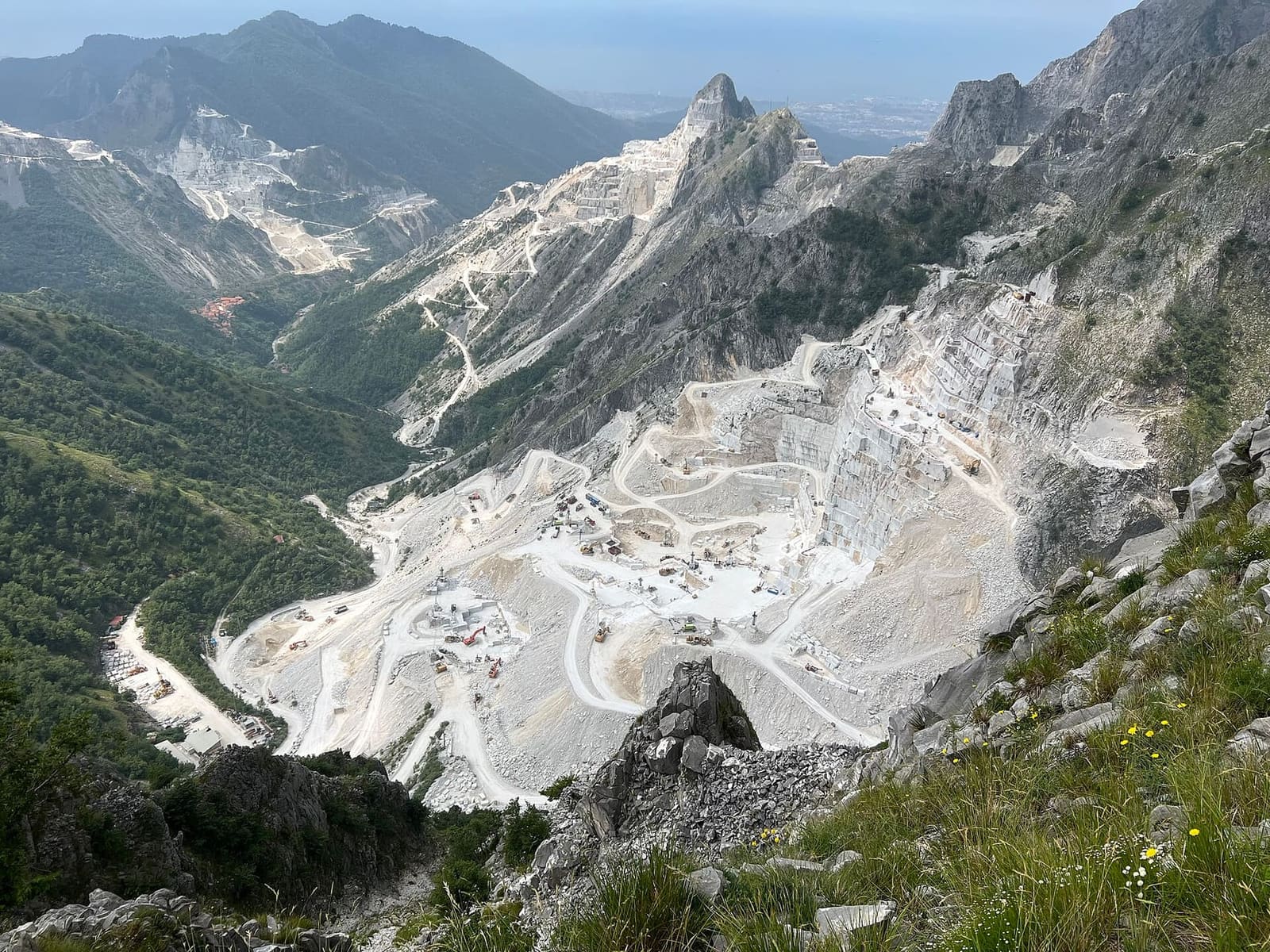 le cave di marmo di Carrara viste dall'alto, con le strade bianche che scendono fra i piazzali