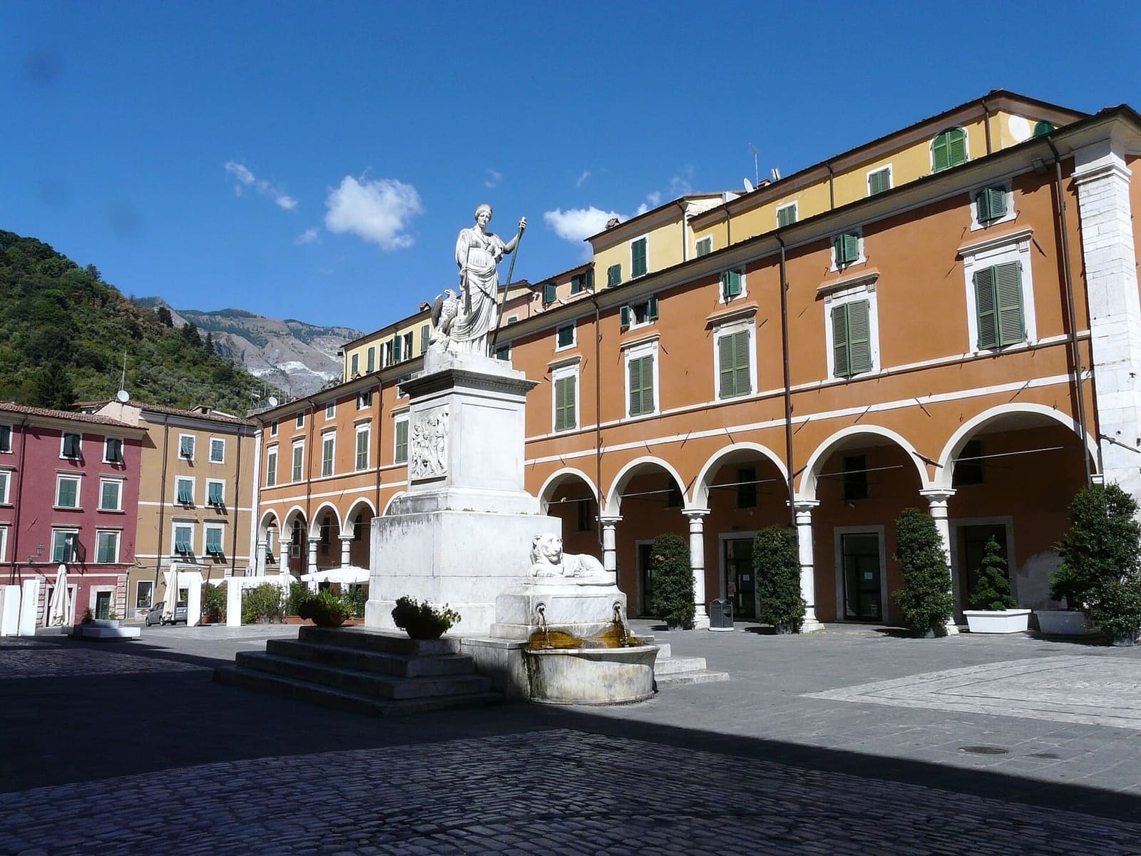 piazza Alberica a Carrara con il monumento a Maria Beatrice d'Este