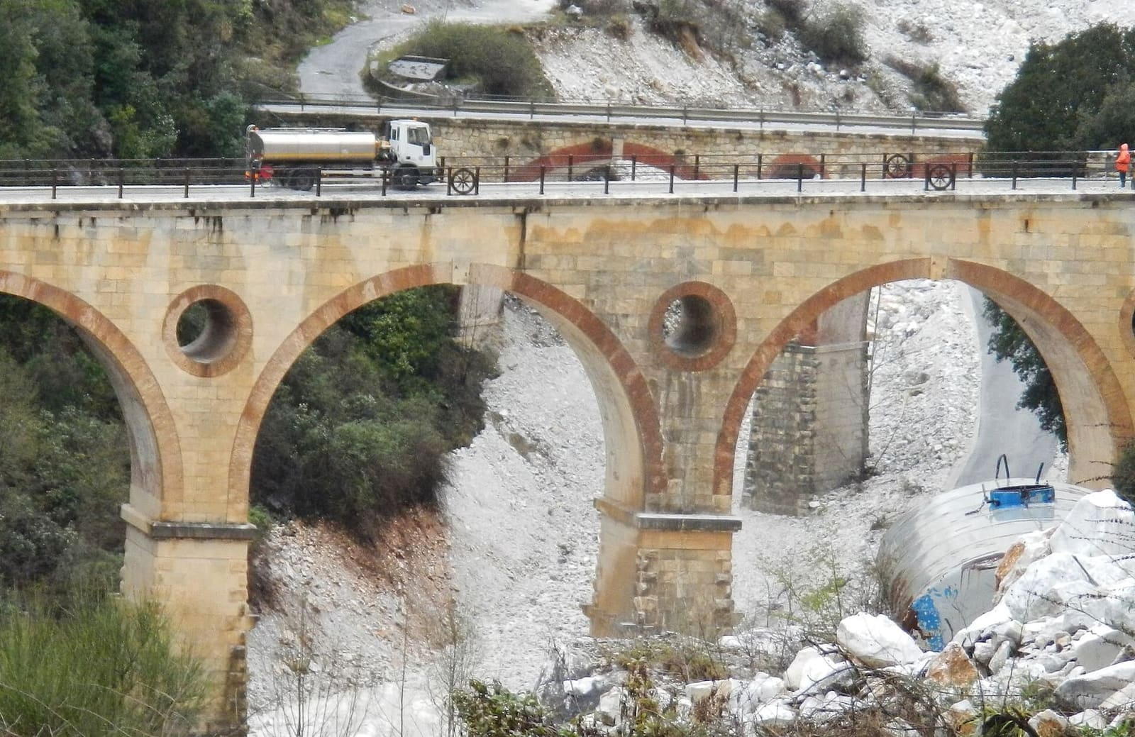 un camion del marmo sulle arcate dei Ponti di Vara, oggi strada delle cave