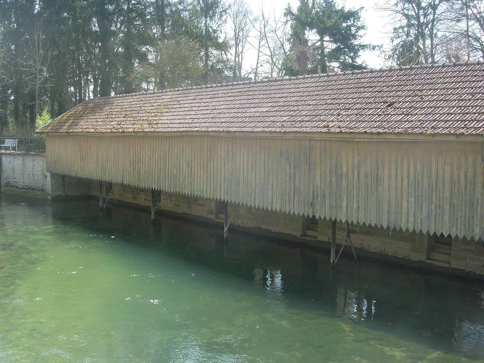 il lavatoio coperto di Essoyes sull'Ource, con il tetto di tegole e le pareti di legno