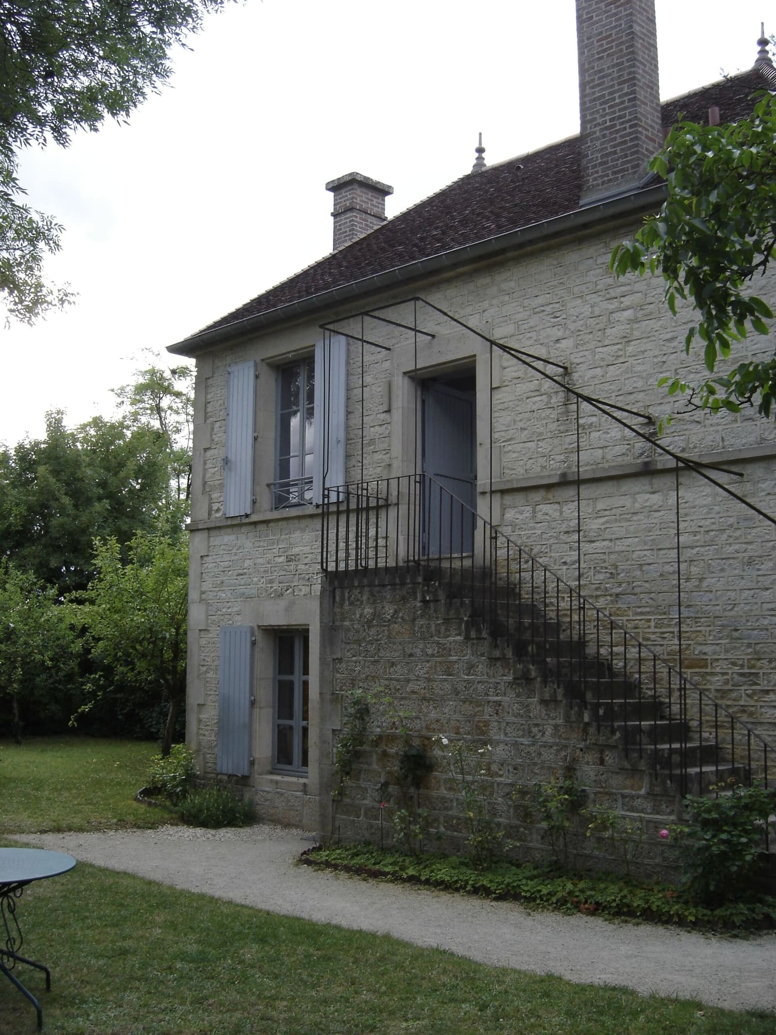 l'atelier di Renoir a Essoyes, la casa di pietra con la scala esterna e il giardino