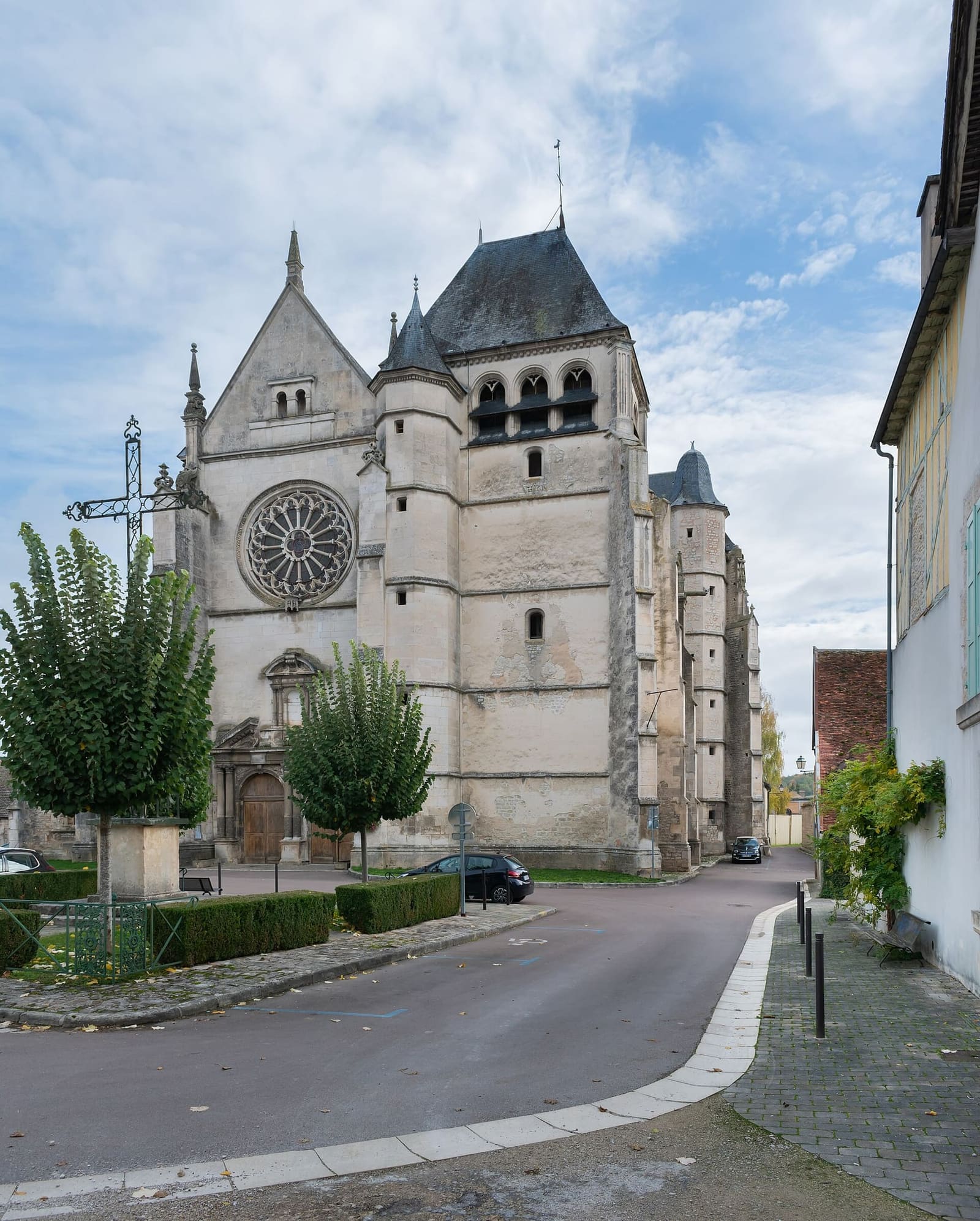 la chiesa di Saint-Étienne a Bar-sur-Seine, con il rosone sulla facciata e il campanile