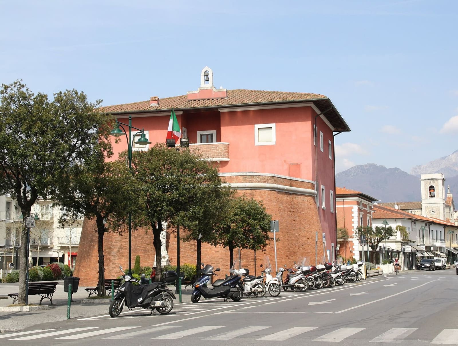 das Fortino, die lothringische Festung, 1788 fertiggestellt, auf der piazza Garibaldi mit den Apuanischen Alpen dahinter