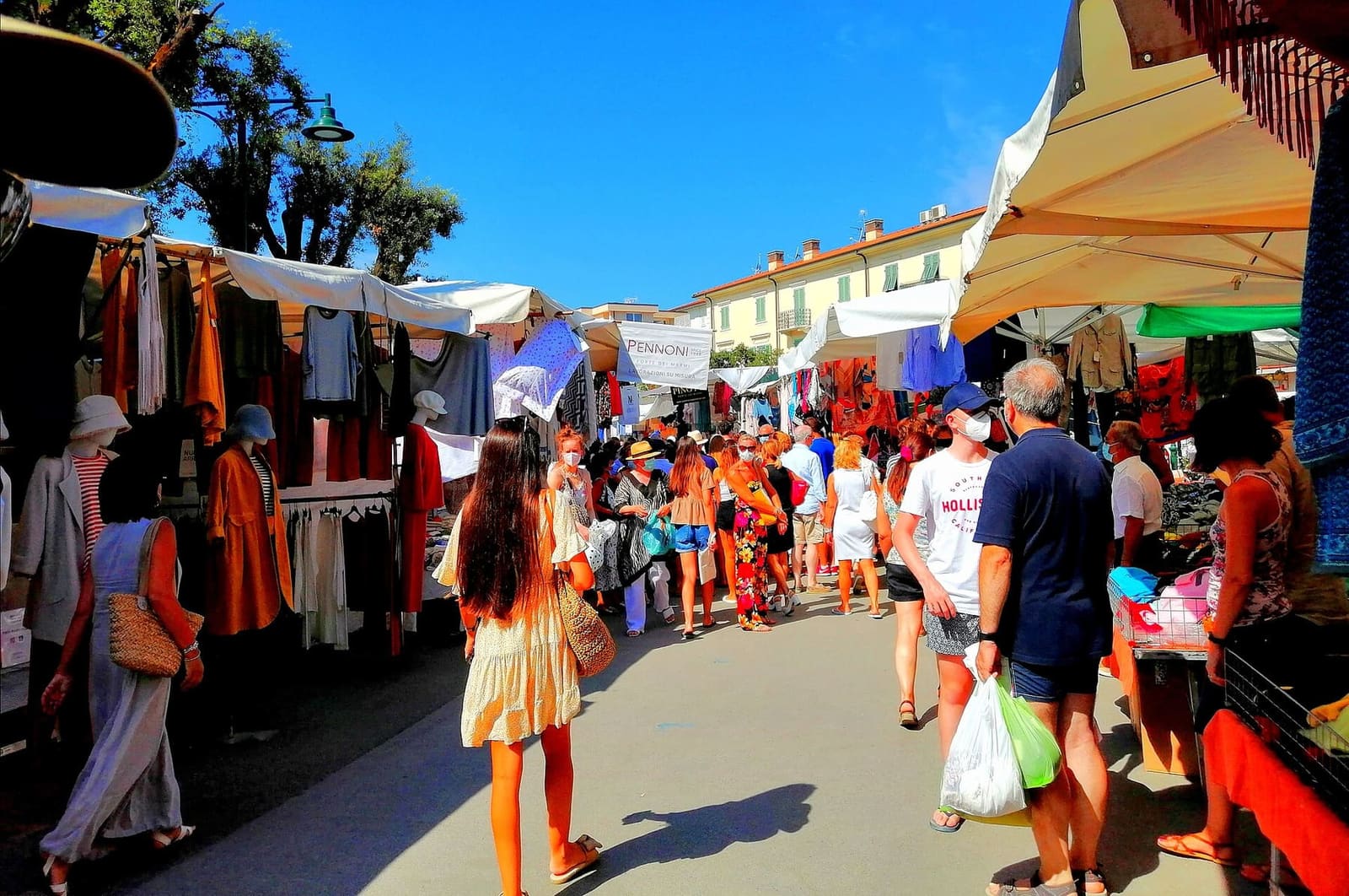 die Stände des Marktes von Forte dei Marmi