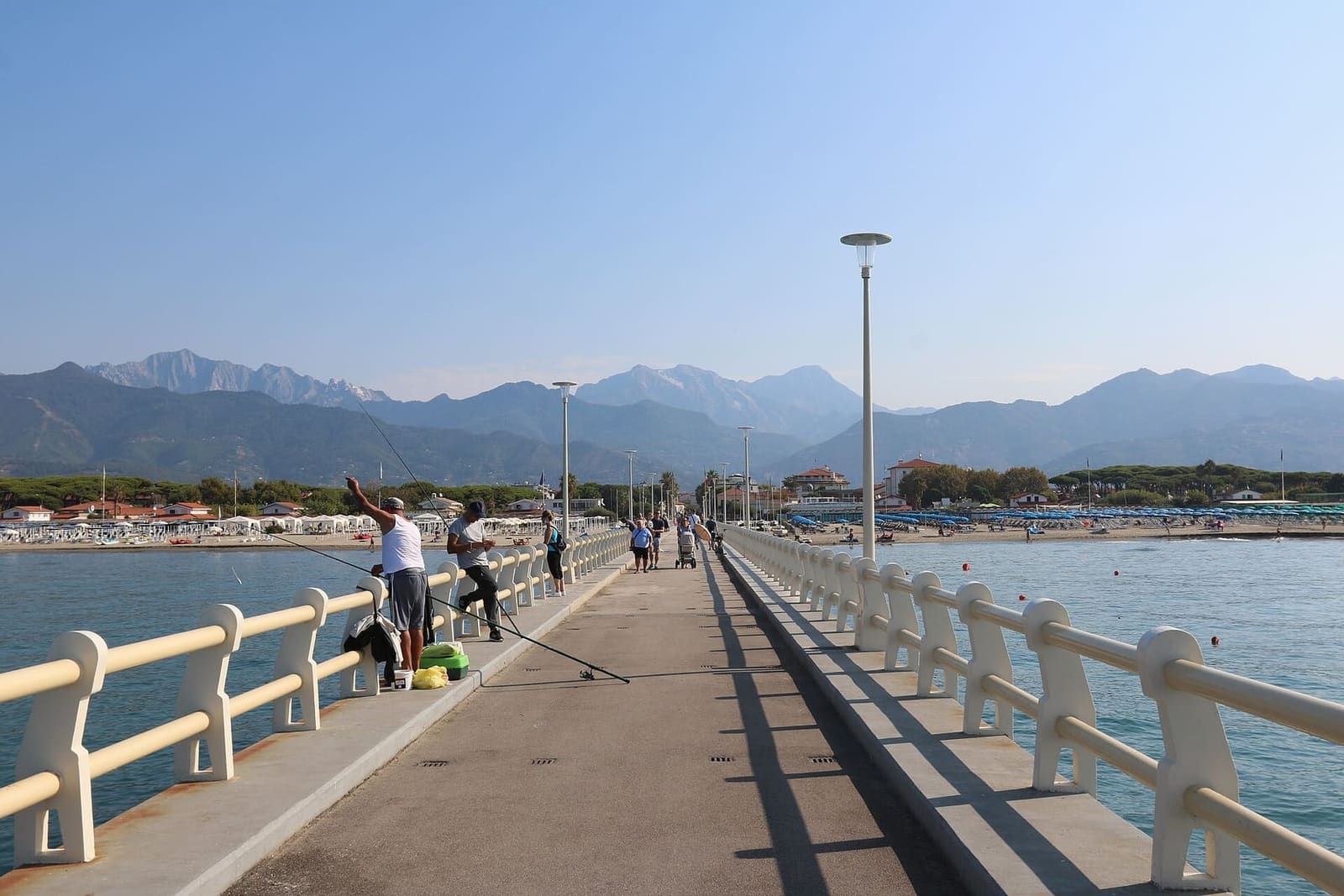 die Seebrücke von Forte dei Marmi mit den weißen Apuanischen Alpen hinter dem Strand