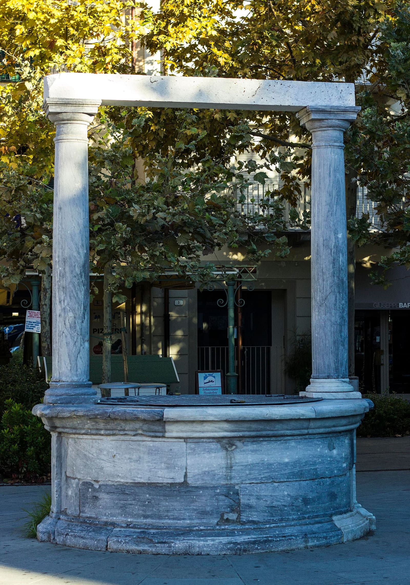 der marmorne Ziehbrunnen auf der piazza Garibaldi, eines der Wahrzeichen von Forte dei Marmi