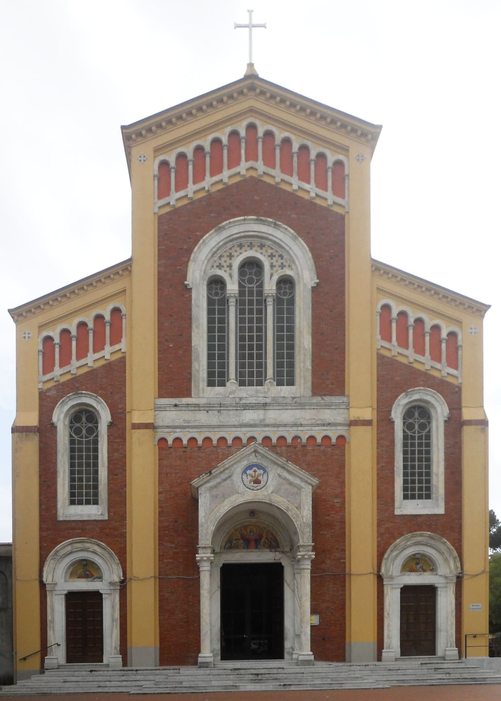 die Fassade der Kirche San Francesco in Vittoria Apuana