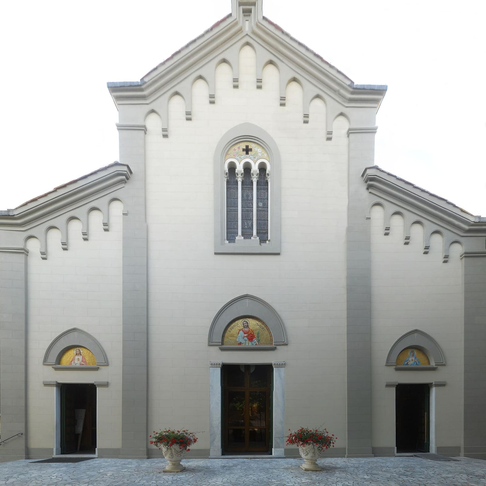 die Fassade der Kirche Sant'Ermete, der Pfarrkirche von Forte dei Marmi