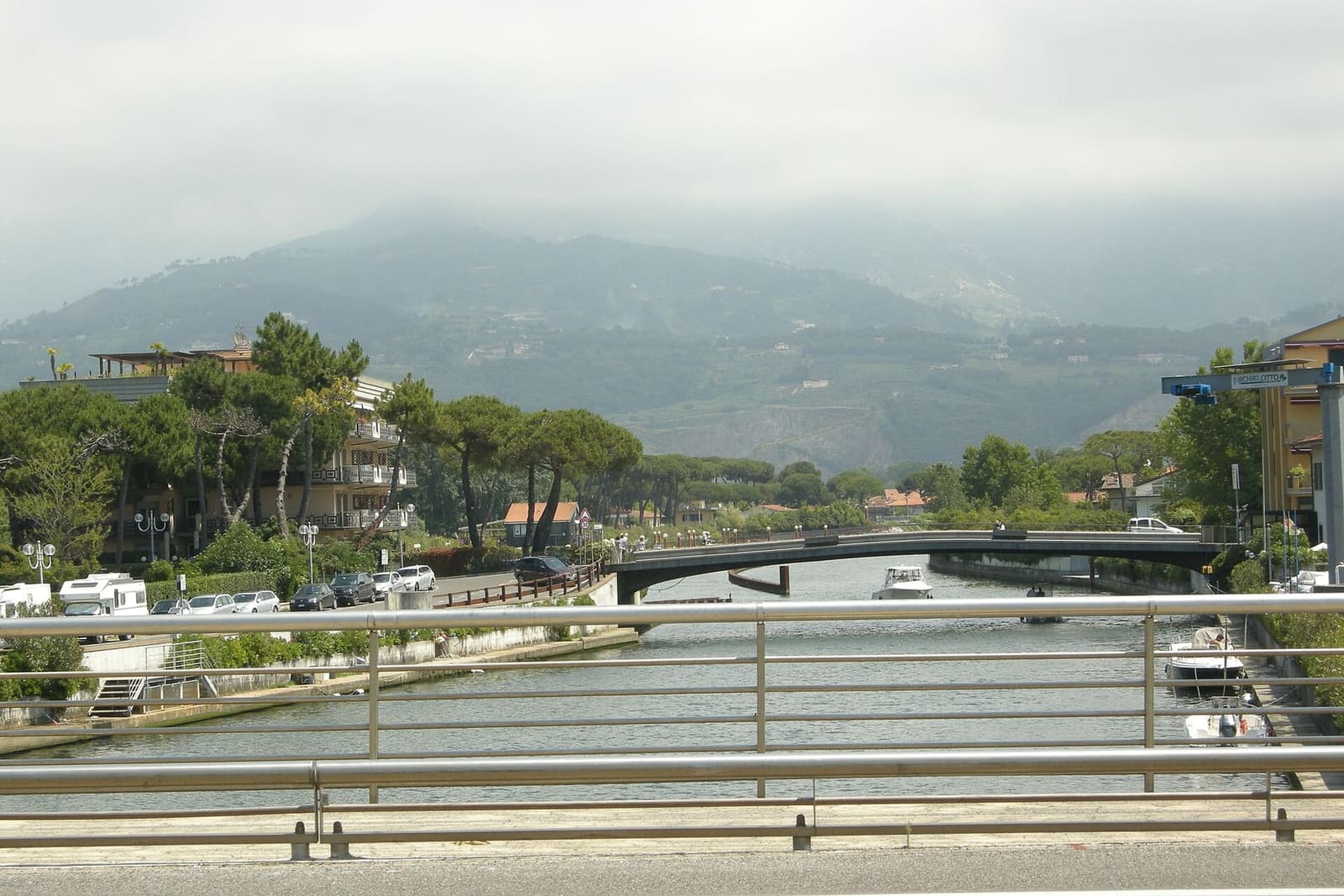 die Mündung des Versilia in Cinquale, von der Brücke aus gesehen, mit den Booten an den Ufern