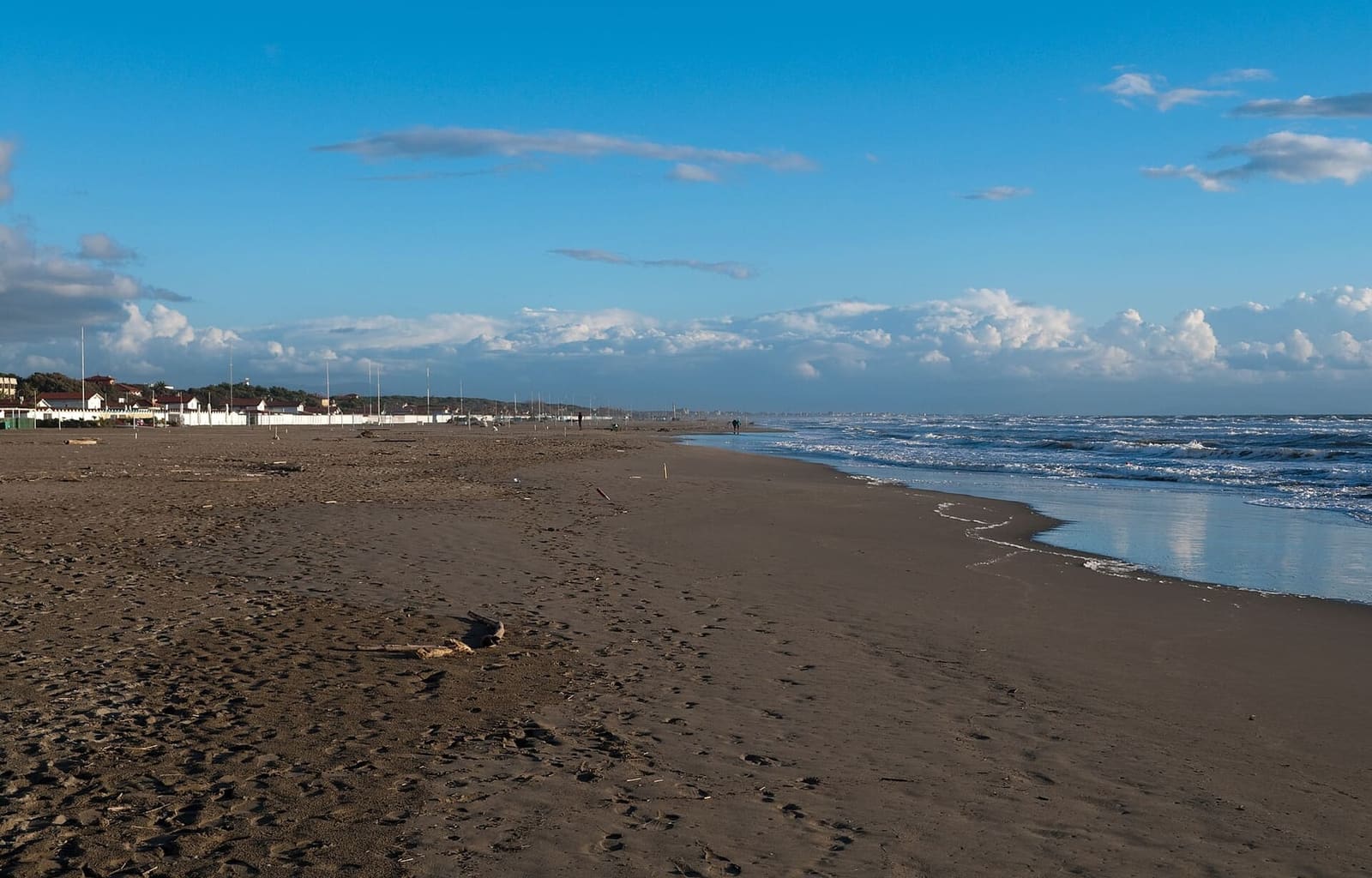 der breite Strand und der Wassersaum von Forte dei Marmi an einem klaren Tag