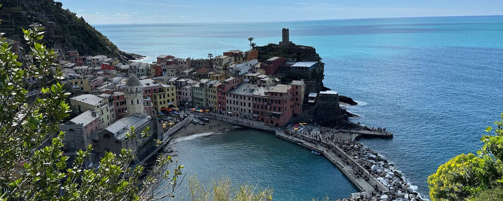 Vernazza vista dall'alto, il porticciolo e la torre sullo sperone di roccia