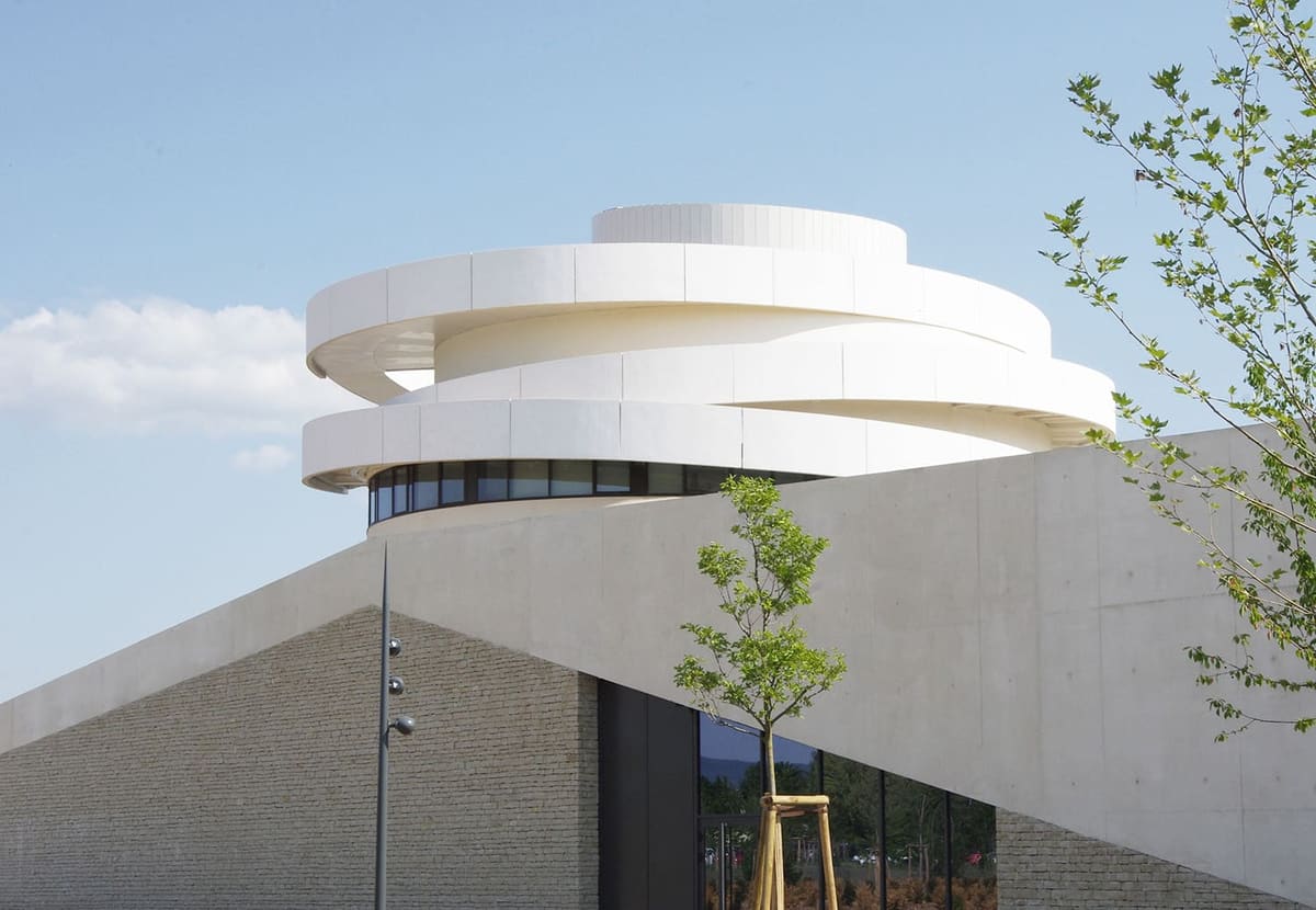 la Cité des Climats, con la spirale bianca che sale sopra l'edificio come il viticcio di una vite