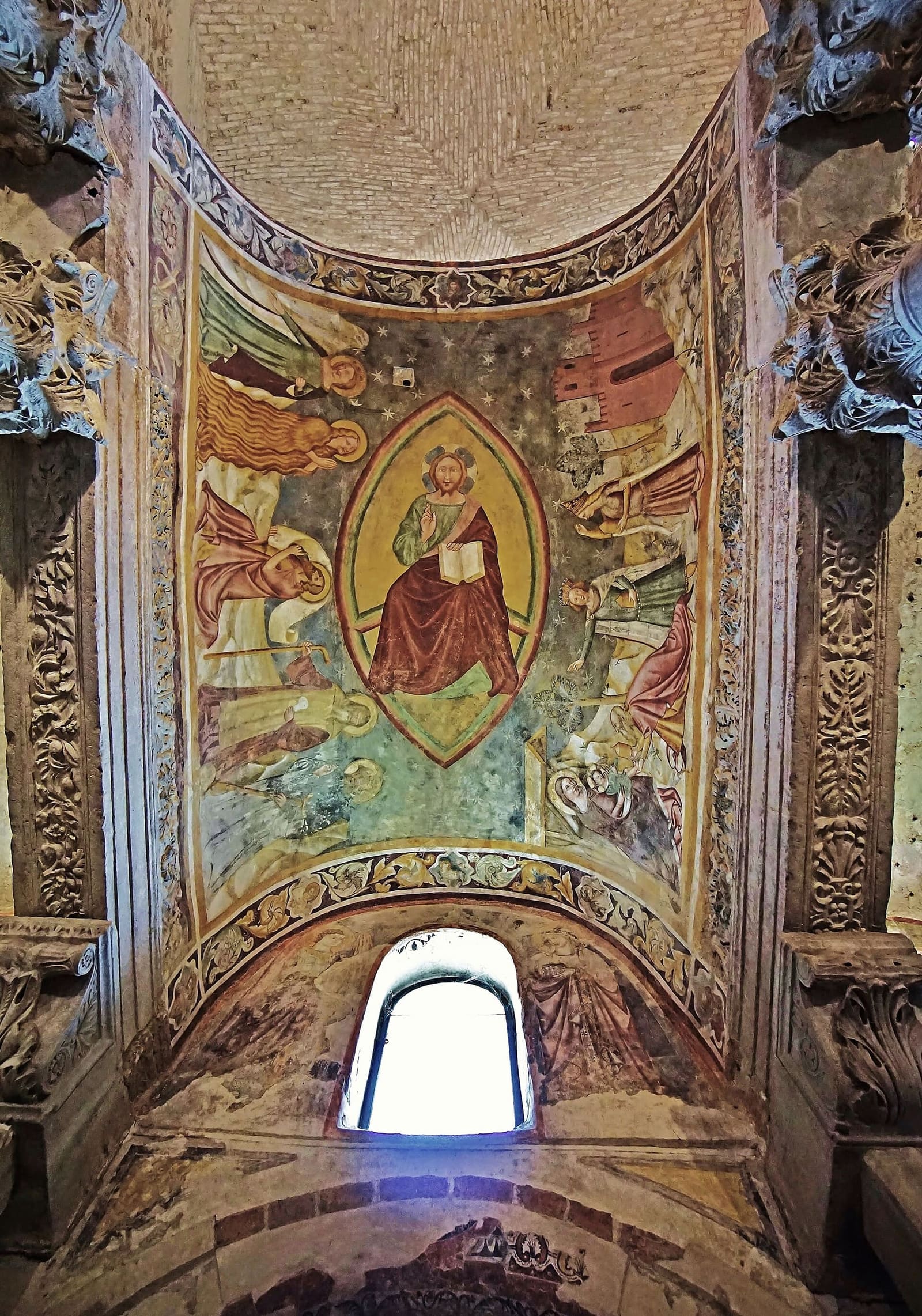 il Cristo nella mandorla affrescato nel Trecento sulla volta del presbiterio del Tempietto longobardo