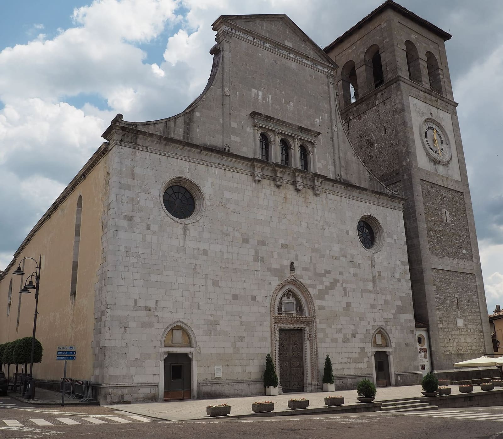 il Duomo di Santa Maria Assunta in piazza del Duomo, con il campanile