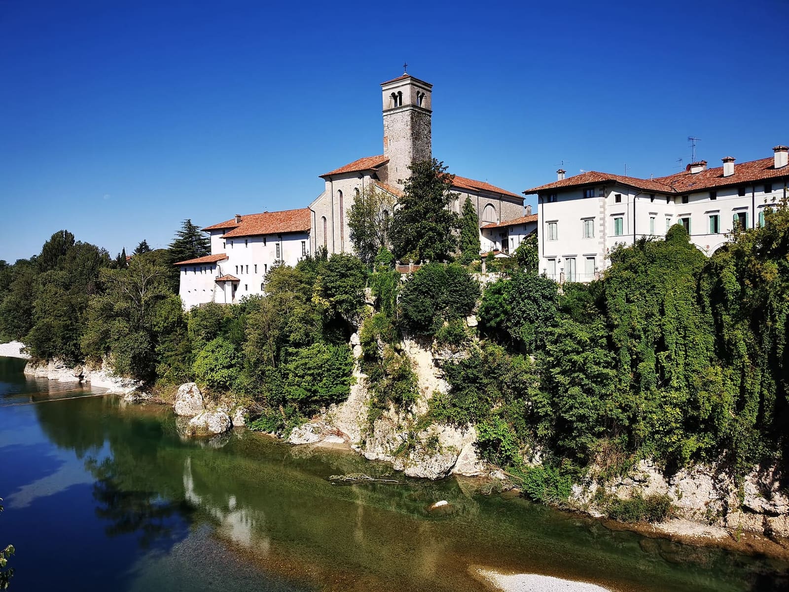 il Duomo e le case di Cividale sul ciglio della forra del Natisone