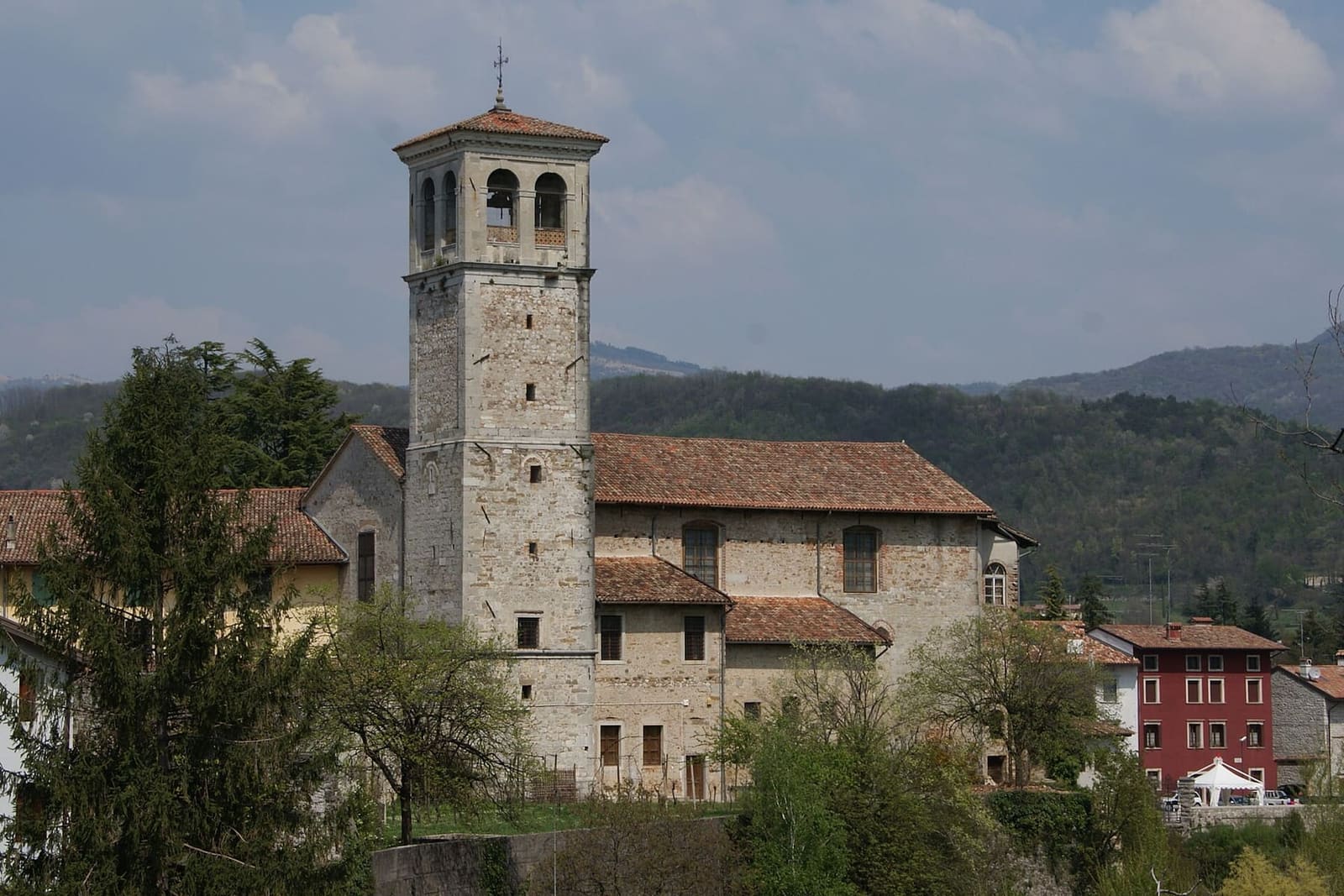 il monastero di Santa Maria in Valle con il campanile, dove si trova il Tempietto longobardo