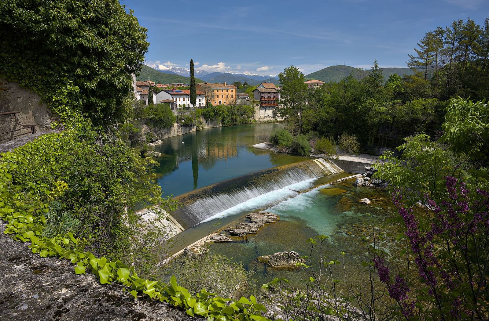 il Natisone con la briglia ai piedi della città e le montagne sullo sfondo