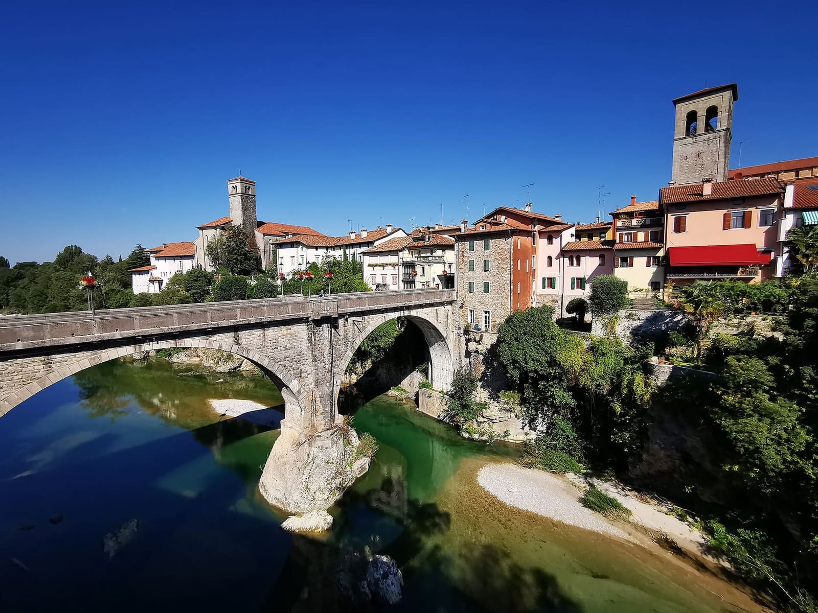 der Ponte del Diavolo über dem Natisone, mit den Häusern von Cividale und dem Glockenturm des Doms über dem Fluss