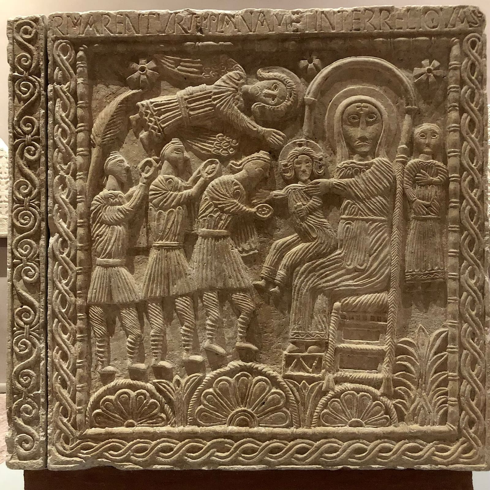 l'Adorazione dei Magi scolpita su un lato dell'altare di Ratchis, dell'VIII secolo