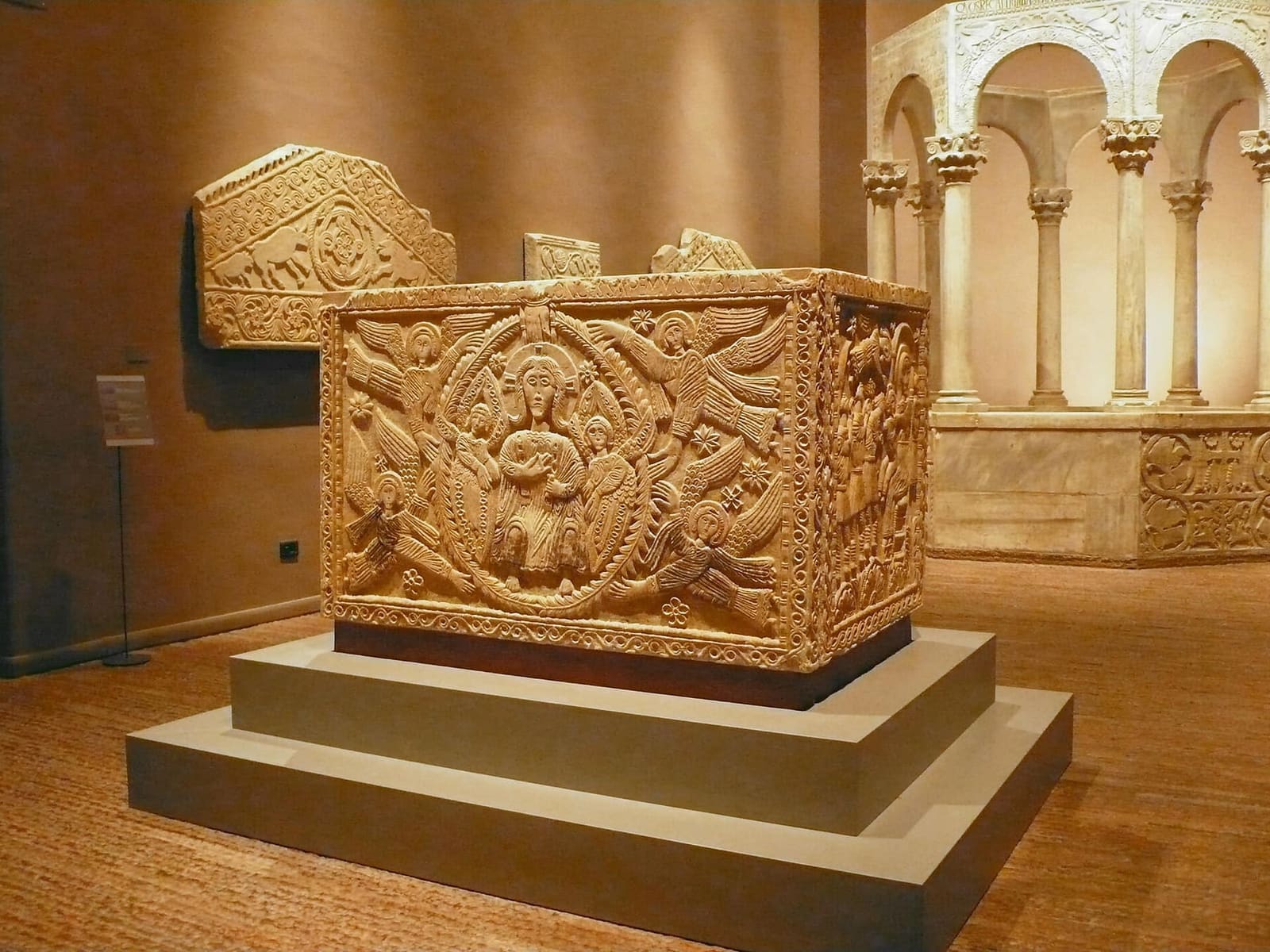 l'altare del duca Ratchis nel Museo cristiano, con il battistero di Callisto alle spalle