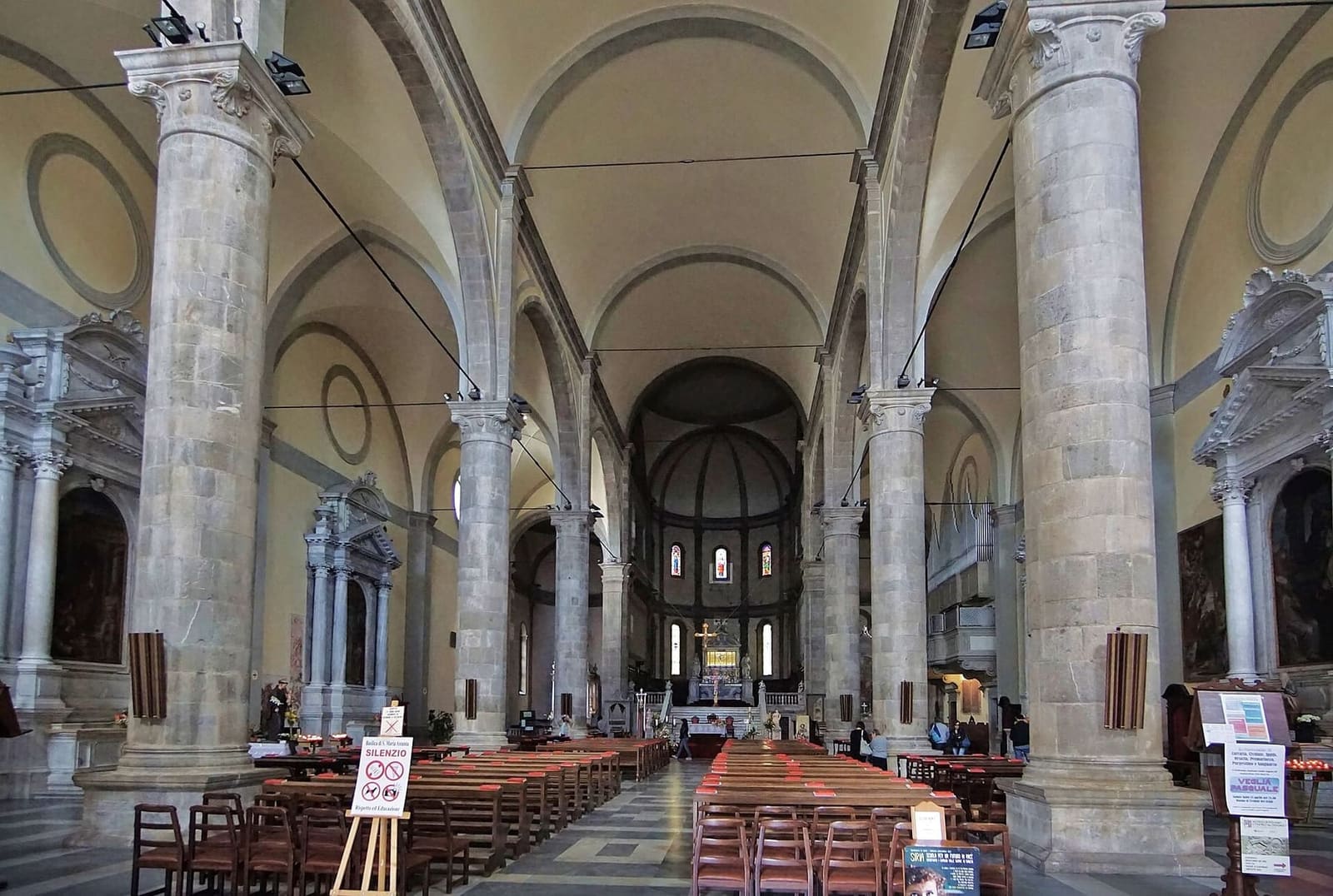 le navate del Duomo di Cividale, scandite da colonne di pietra grigia