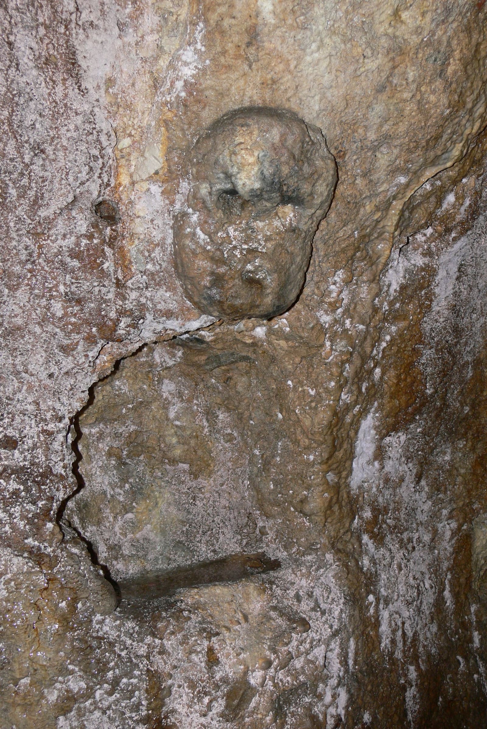 uno dei mascheroni scolpiti nella roccia dell'Ipogeo celtico
