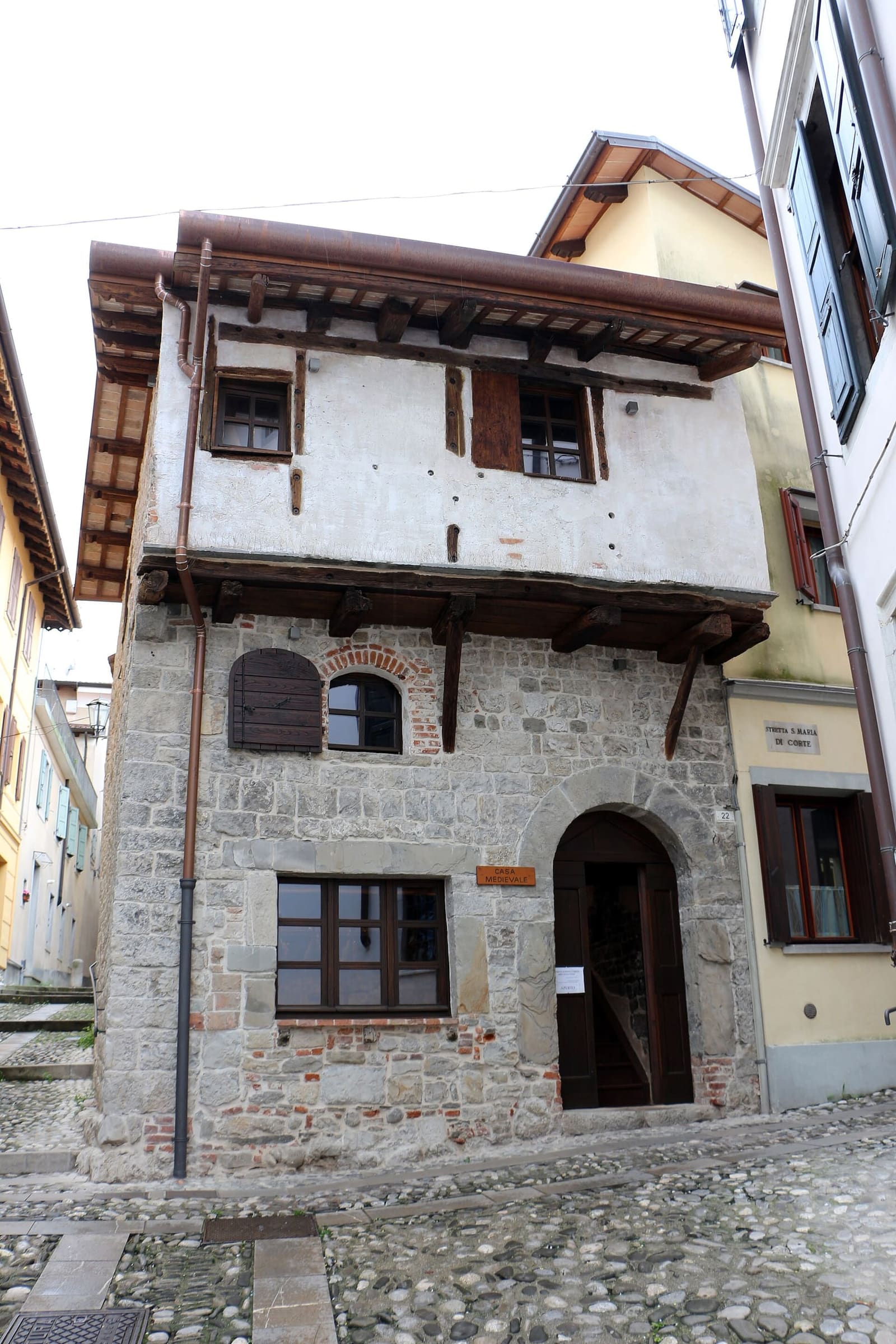 la casa medievale di Cividale, in pietra con il piano alto in legno