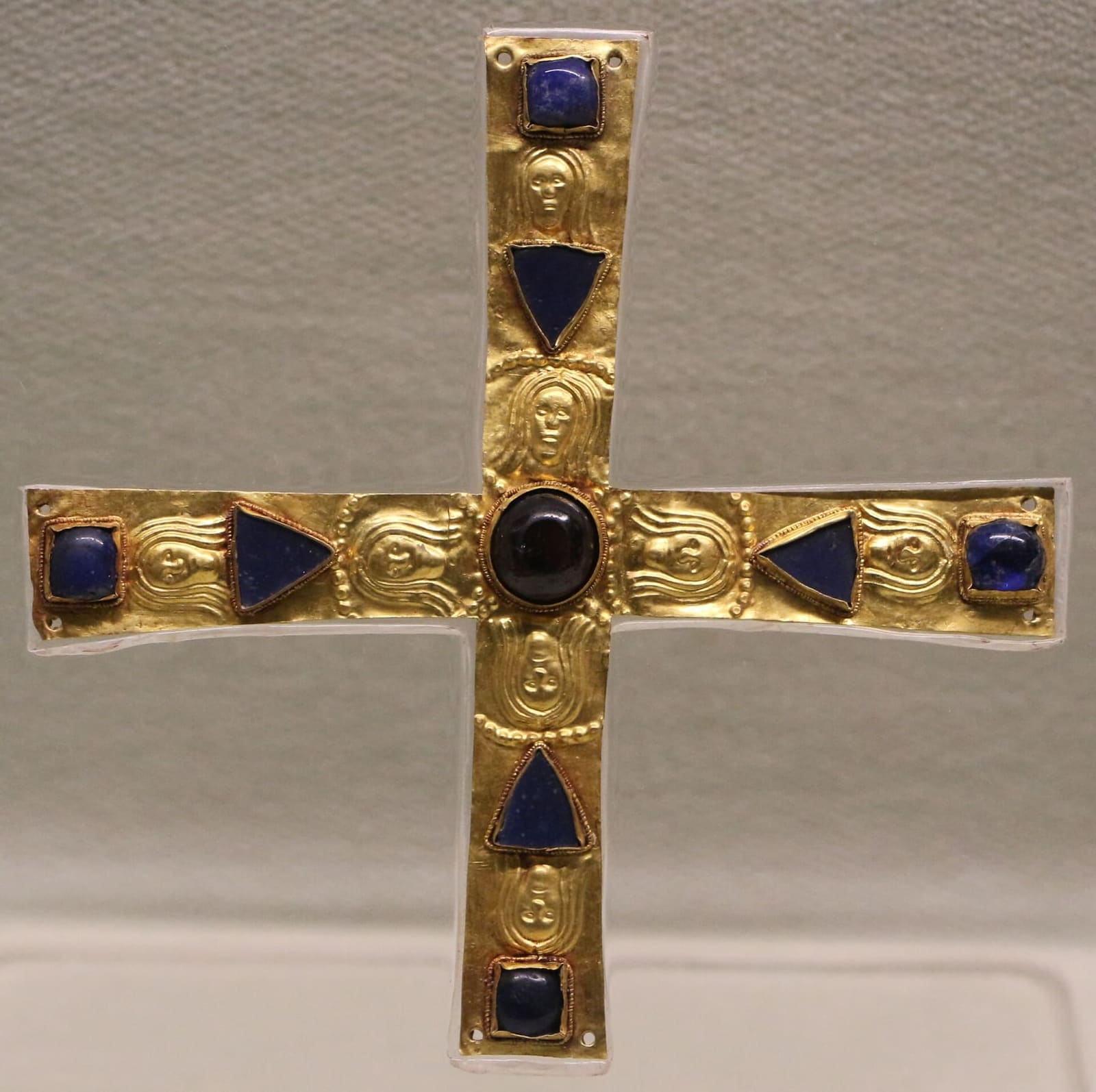 la croce d'oro con granati e lapislazzuli della tomba detta di Gisulfo, al Museo archeologico nazionale