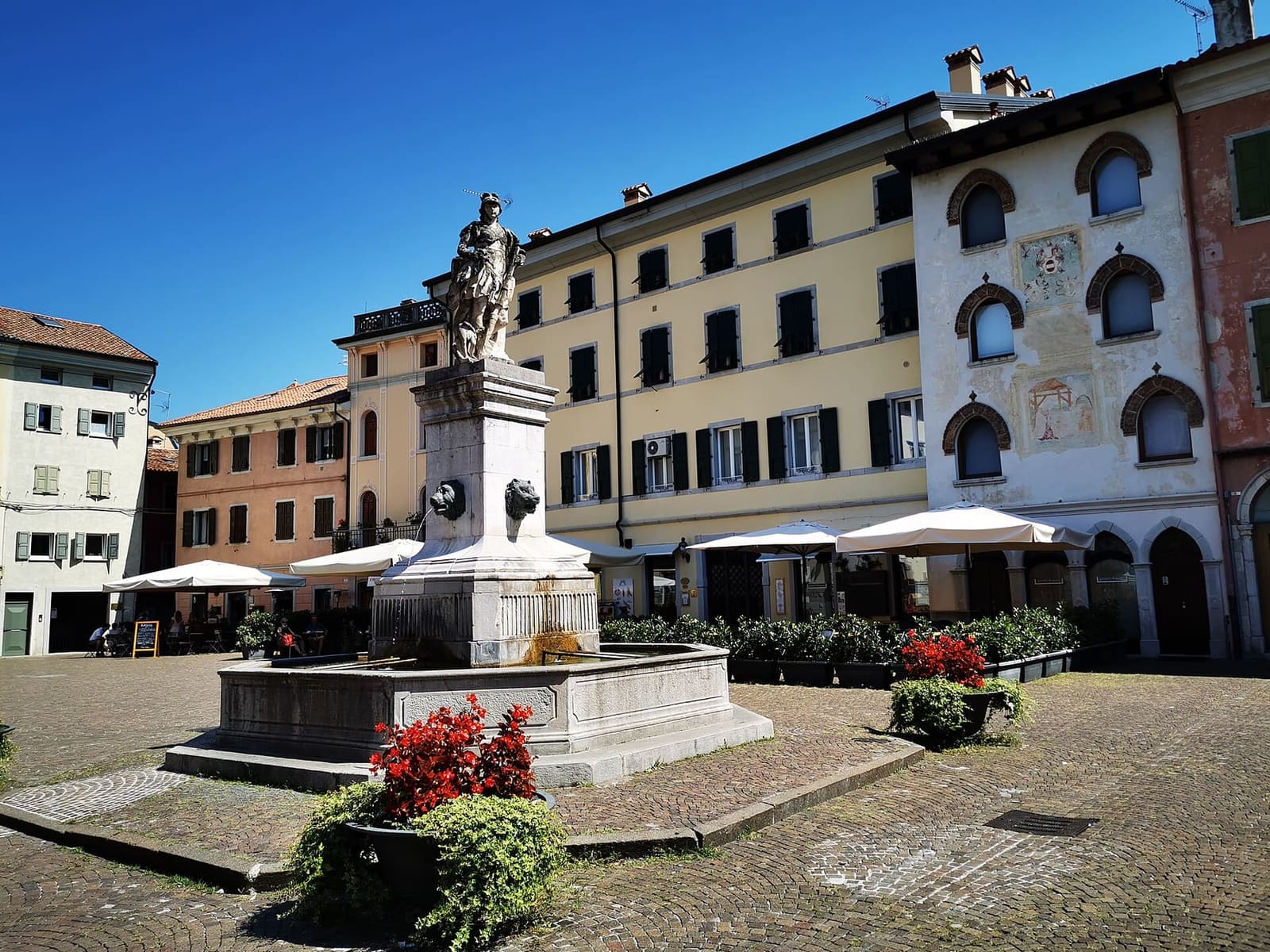 piazza Paolo Diacono con la fontana e le case dipinte