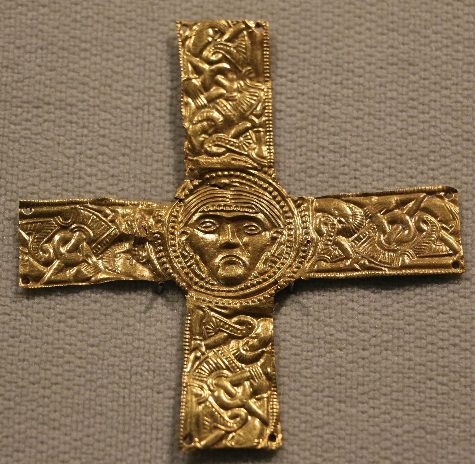 una croce longobarda in lamina d'oro sbalzata dalla necropoli di Santo Stefano in Pertica