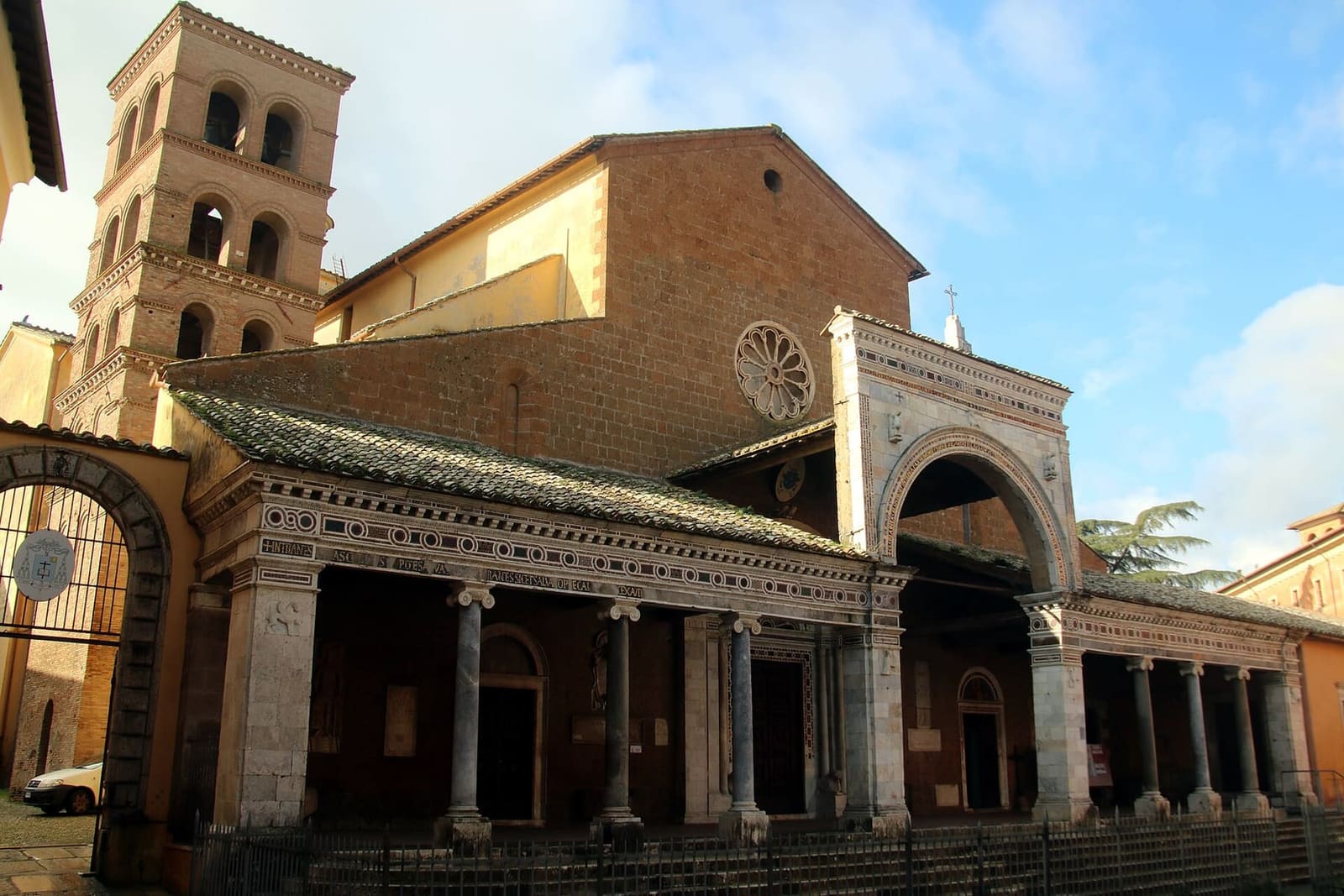 il Duomo di Santa Maria Maggiore con il portico del 1210, l'arco grande in mezzo e il campanile a sinistra