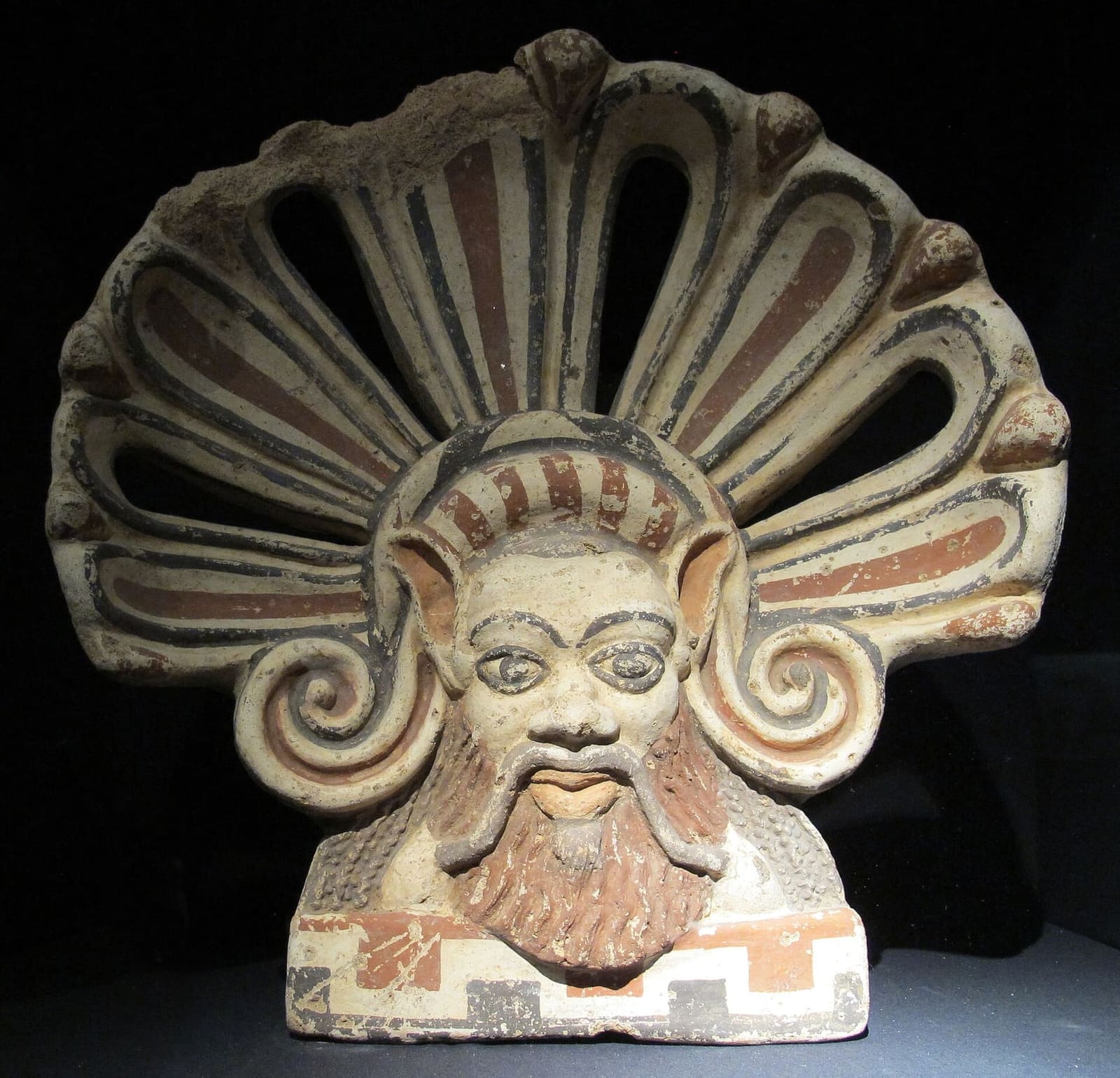 un'antefissa dipinta del V secolo a.C. con la testa di sileno dentro una raggiera, da un tempio di Falerii Veteres, del Museo dell'Agro Falisco