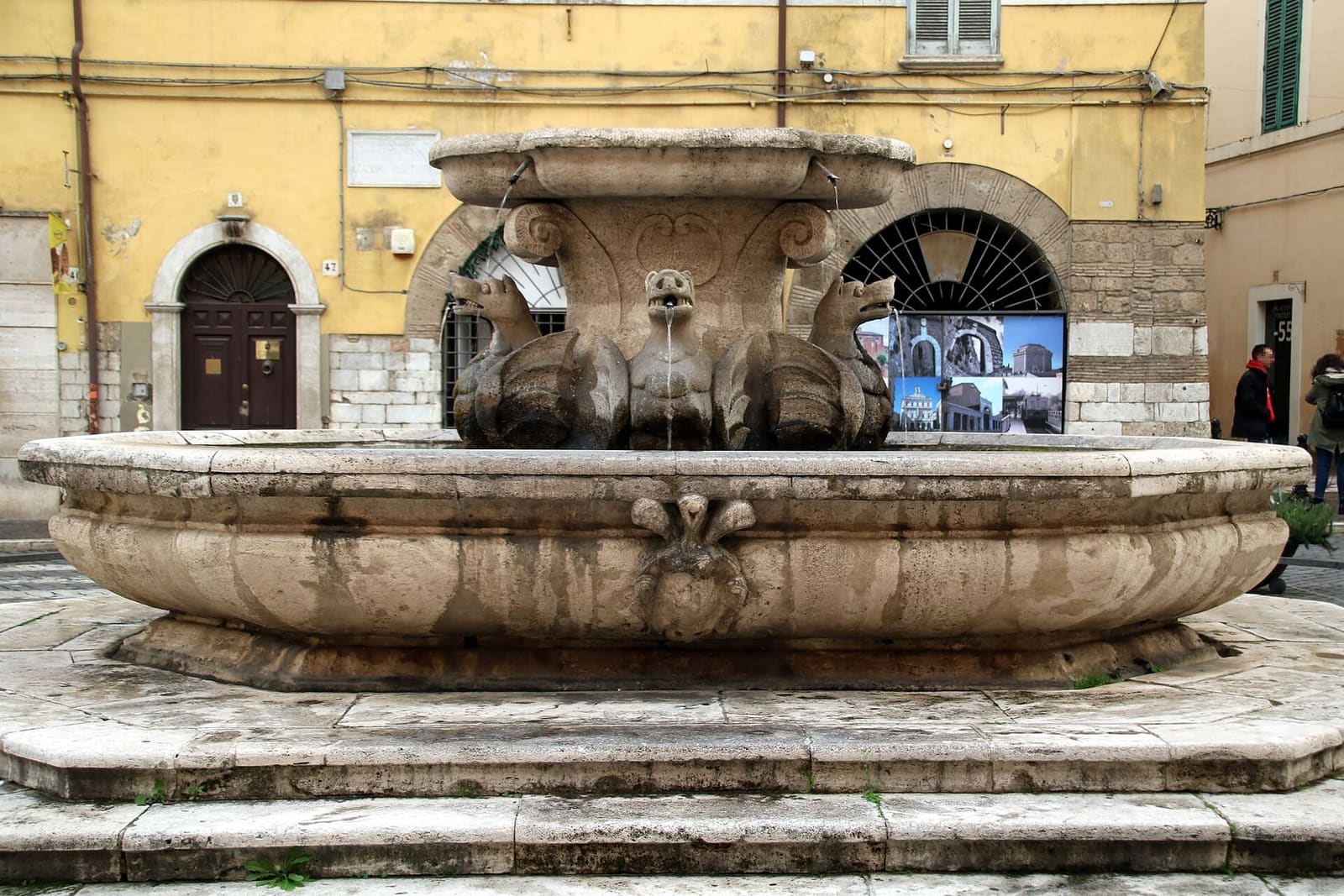 la Fontana dei Draghi da vicino, con i draghi di pietra sotto la tazza e la vasca larga sui gradini