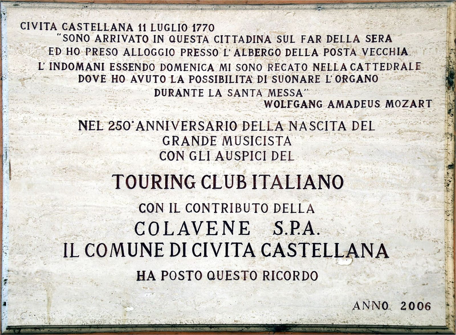 la lapide che ricorda la sosta di Mozart nel luglio 1770, con le sue parole sulla messa in cui suonò l'organo della cattedrale