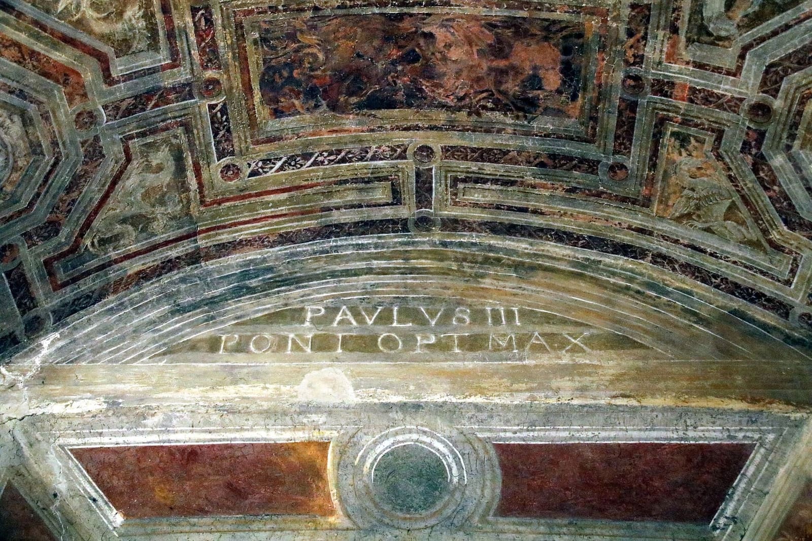 una volta dipinta nelle stanze del forte, a riquadri e ottagoni, con il nome di papa Paolo III sulla fascia