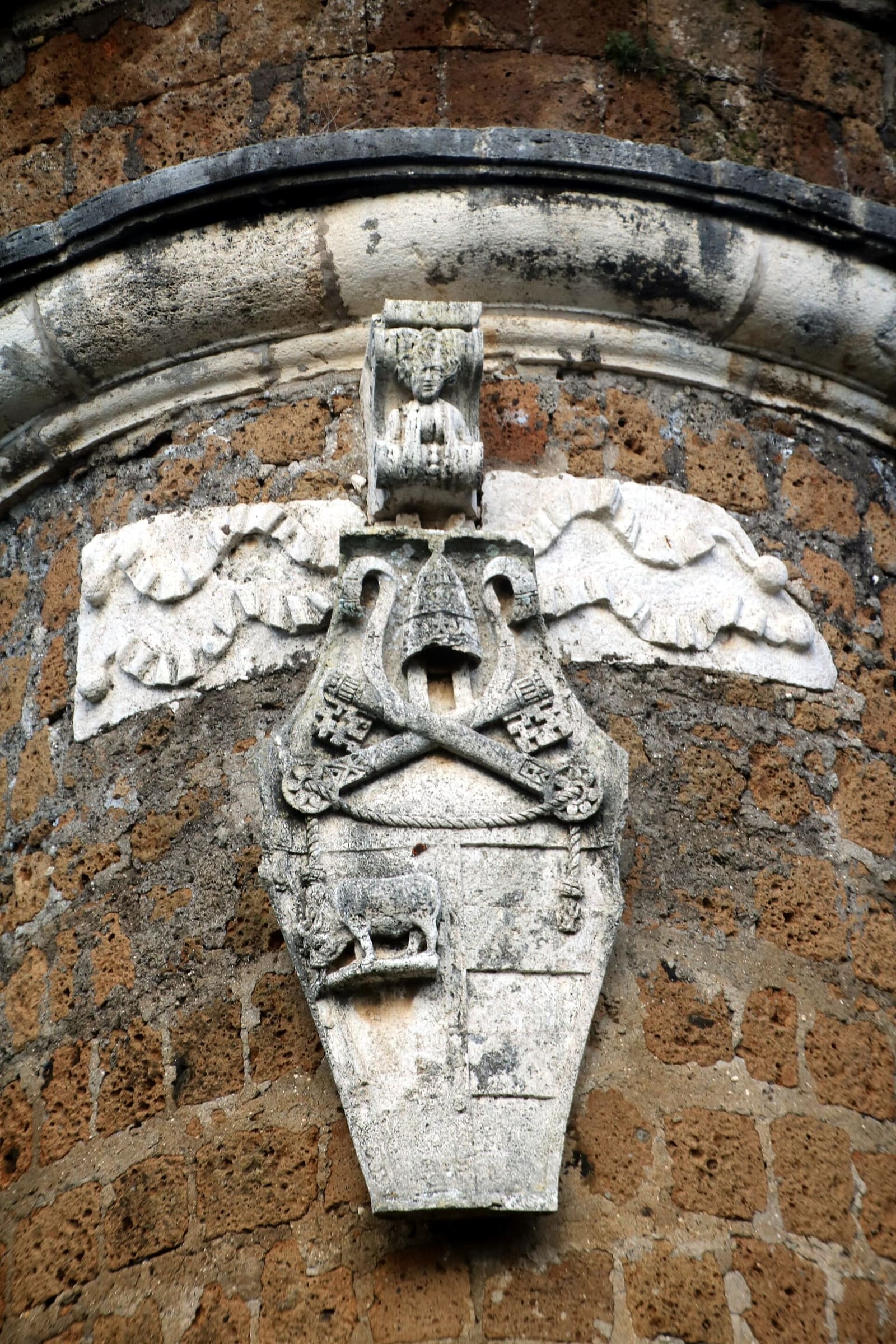 lo stemma di Alessandro VI sul bastione, con la tiara, le chiavi incrociate e il toro dei Borgia