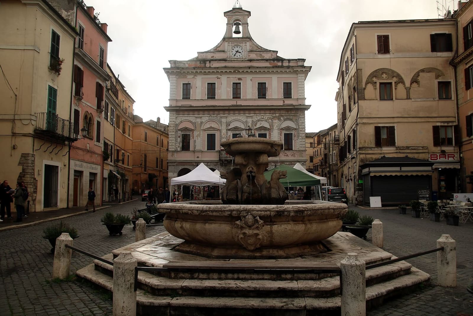 piazza Matteotti con la Fontana dei Draghi in mezzo e il Palazzo Comunale in fondo