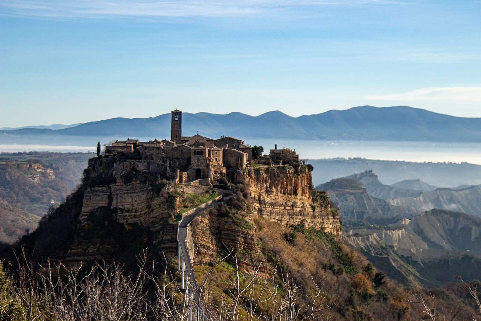Civita sulla sua rupe in una mattina d'inverno, con la nebbia ferma nella valle