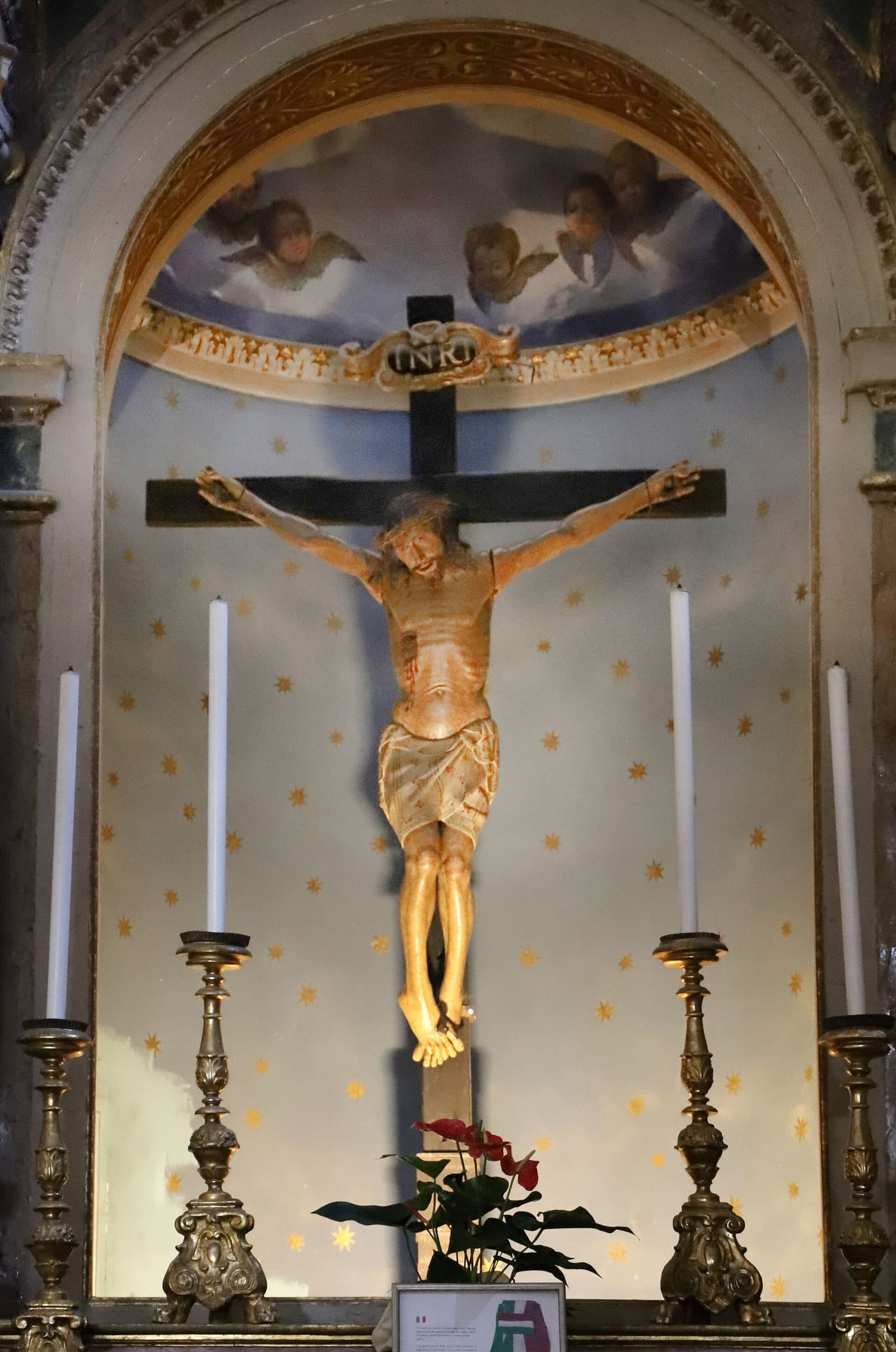 il crocifisso ligneo del Quattrocento, di scuola donatelliana, nella sua nicchia dentro San Donato