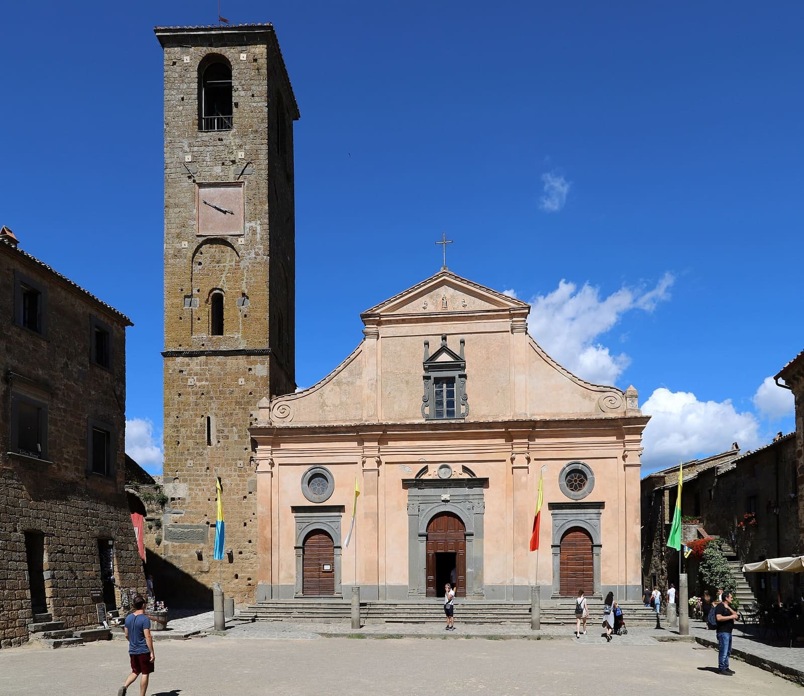 la facciata della chiesa di San Donato con il campanile, sulla piazza
