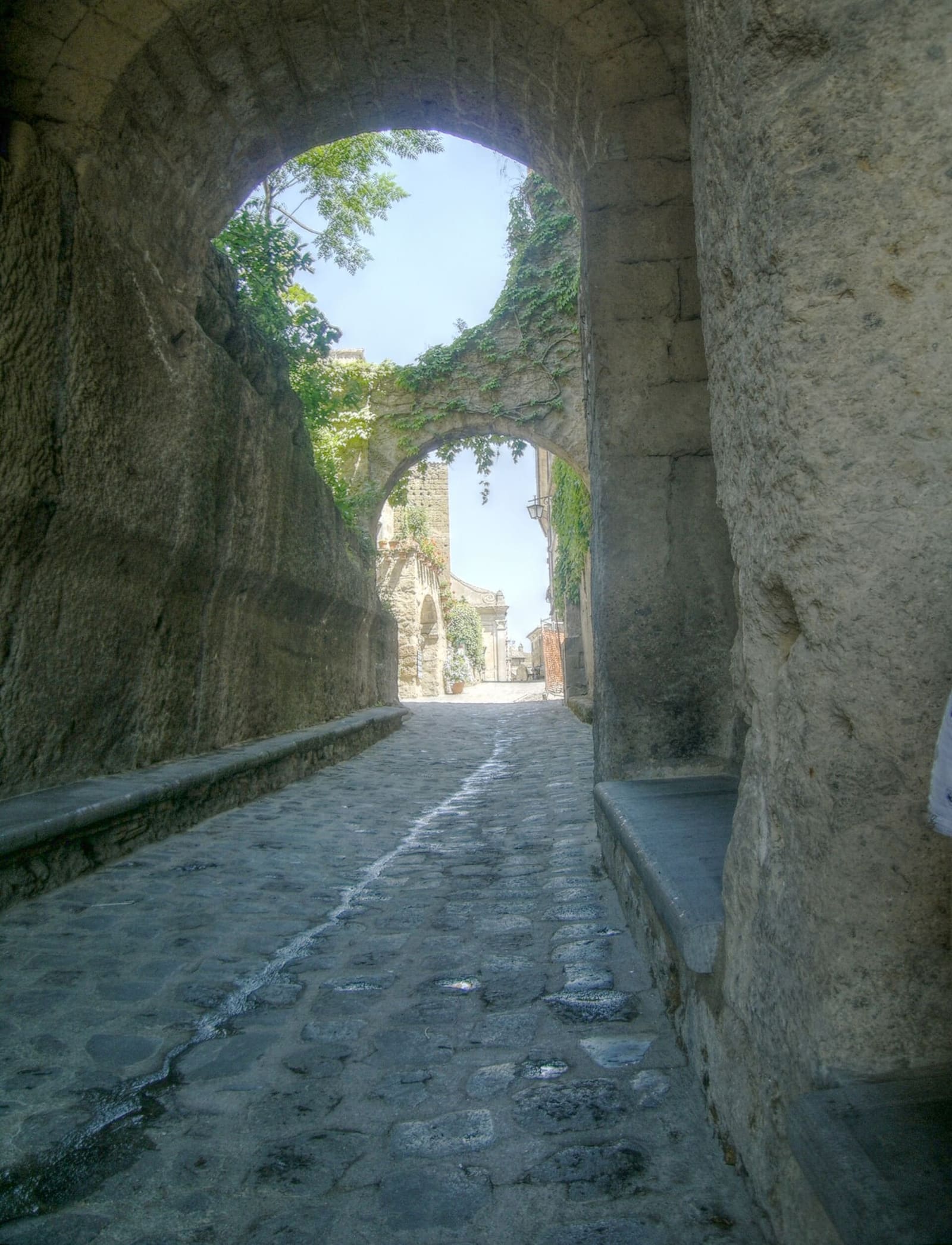 il passaggio scavato nel tufo sotto Porta di Santa Maria, visto da dentro il borgo