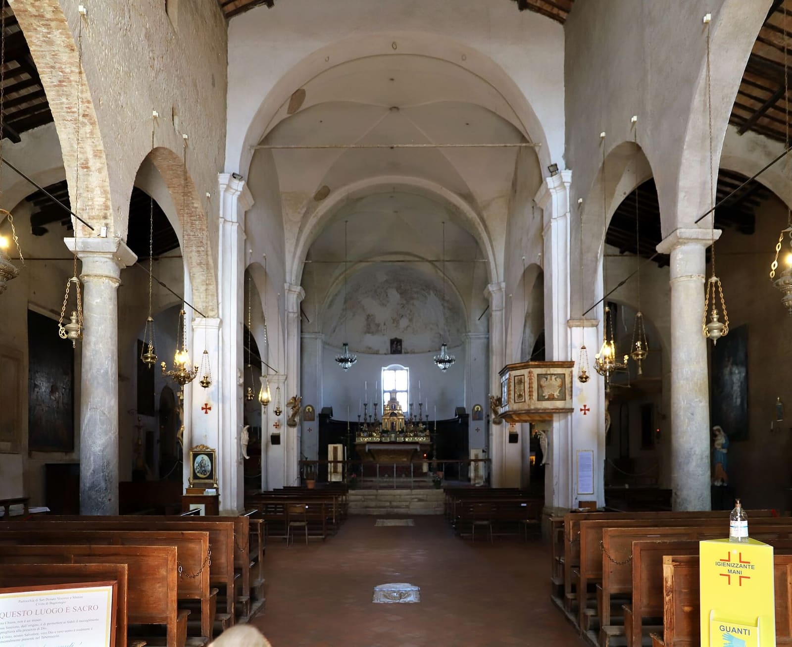 la navata centrale di San Donato verso l'altare, fra le colonne e il soffitto a capriate