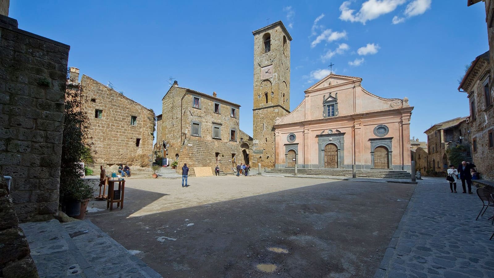 piazza San Donato con il fondo in terra battuta, la chiesa e il campanile in fondo