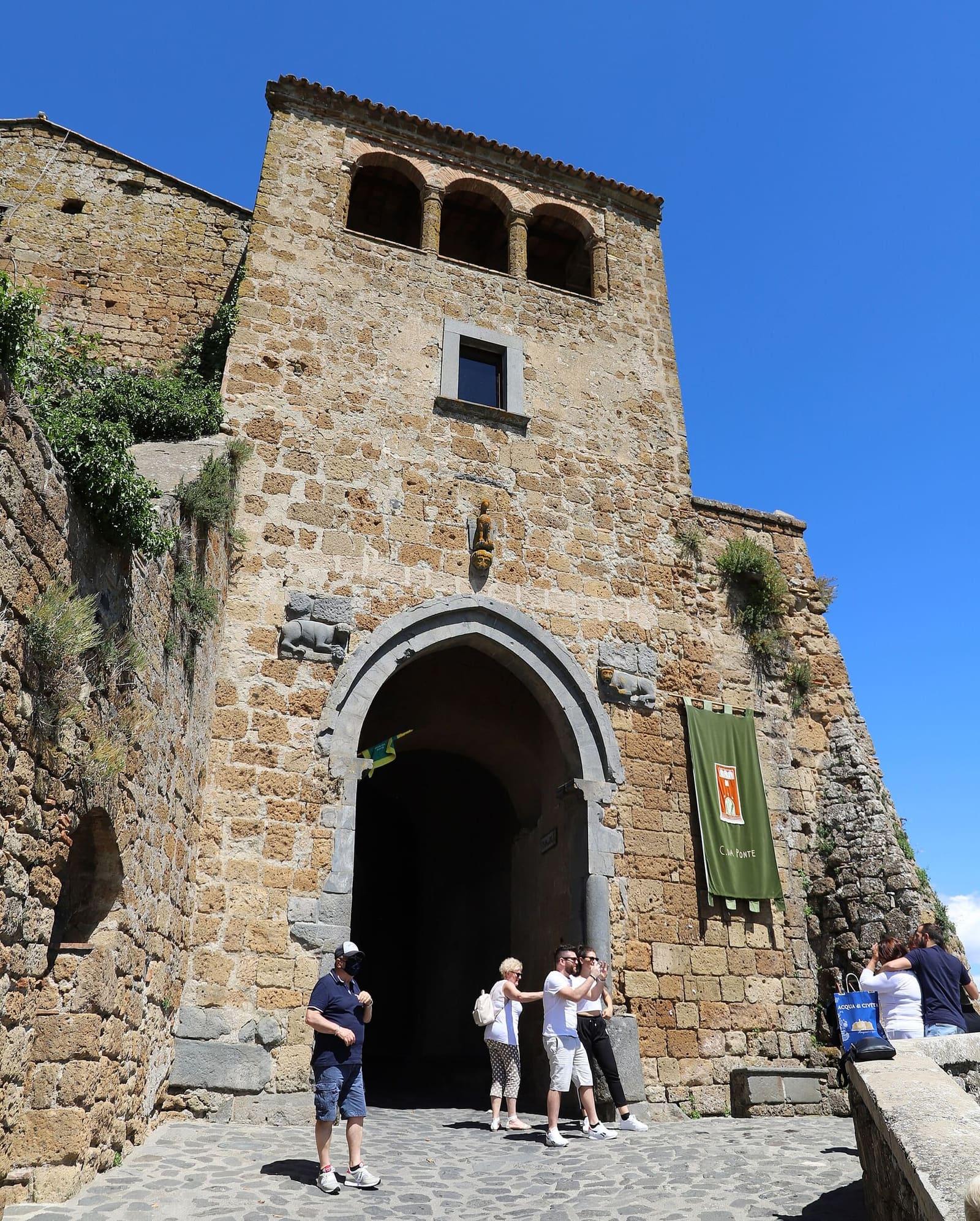 Porta di Santa Maria, l'unico ingresso al borgo, con l'arco ogivale chiuso nel cassero e la loggia in alto