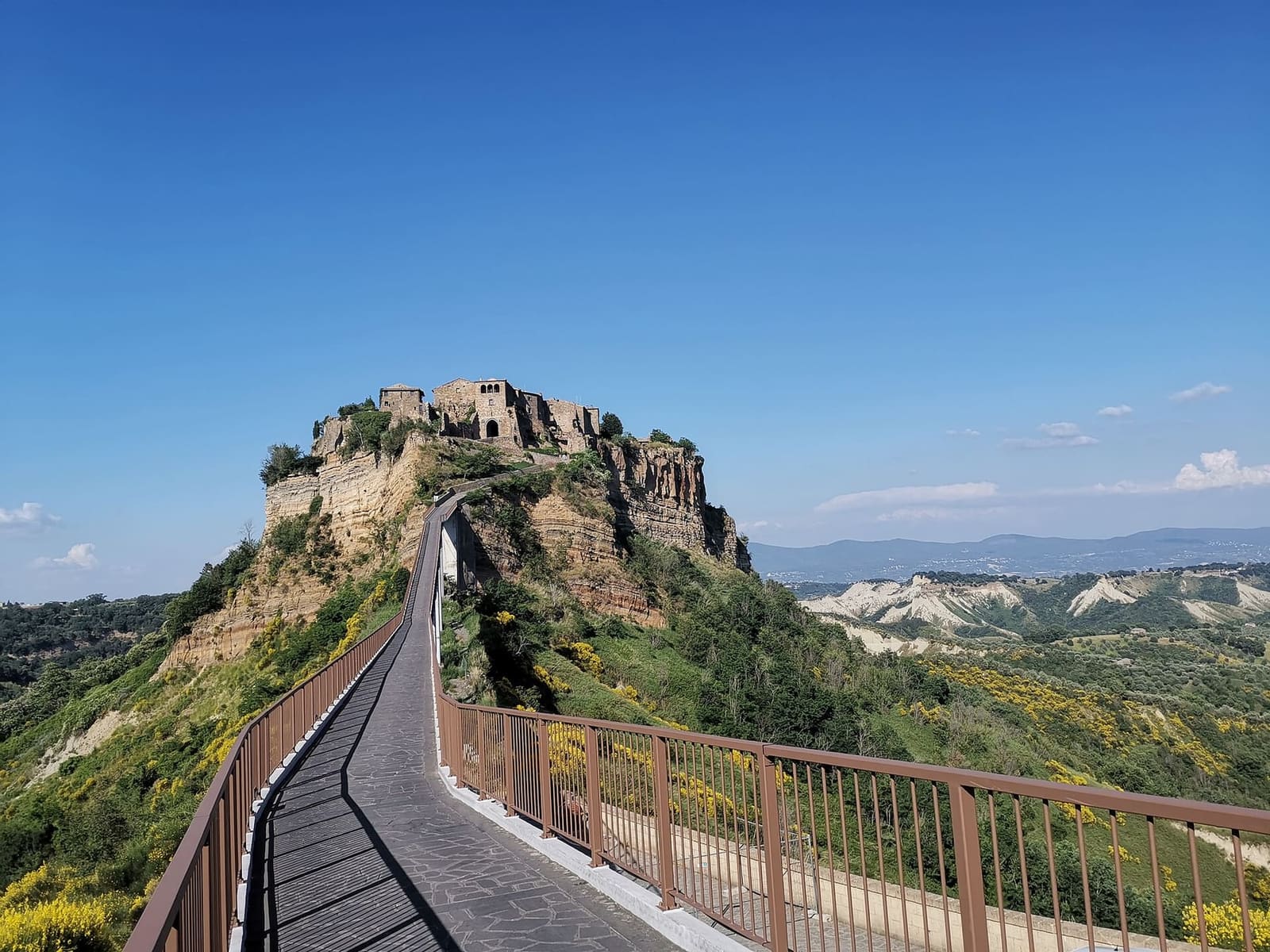 il ponte visto da chi lo percorre, sospeso sopra la valle dei calanchi